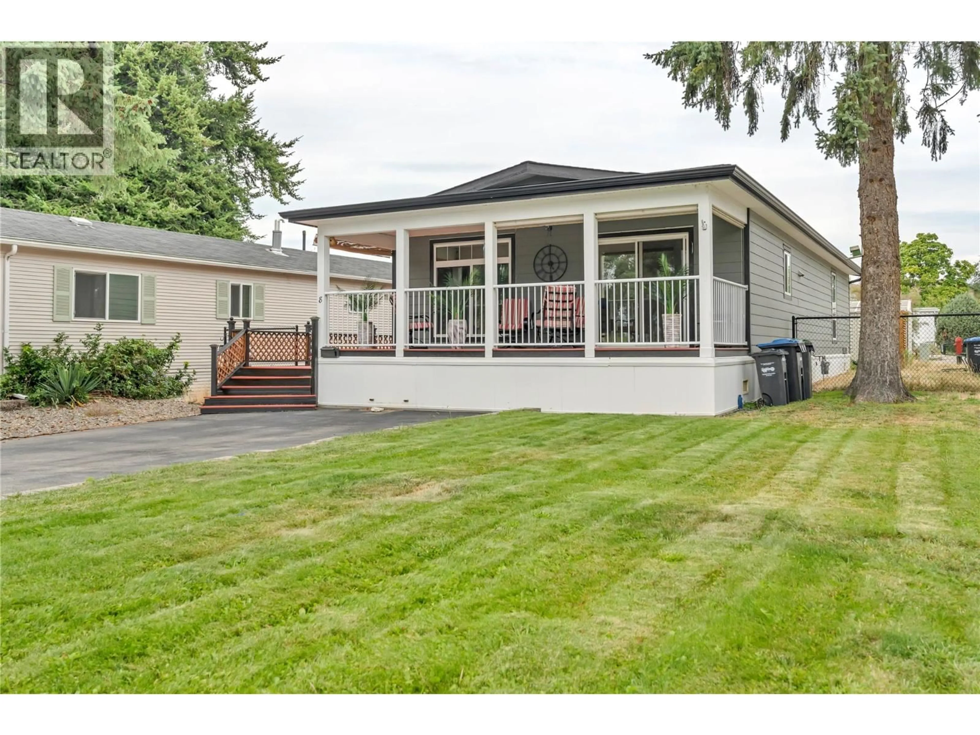Home with vinyl exterior material, street for 8 - 197 DAUPHIN AVENUE, Penticton British Columbia V2A3S3