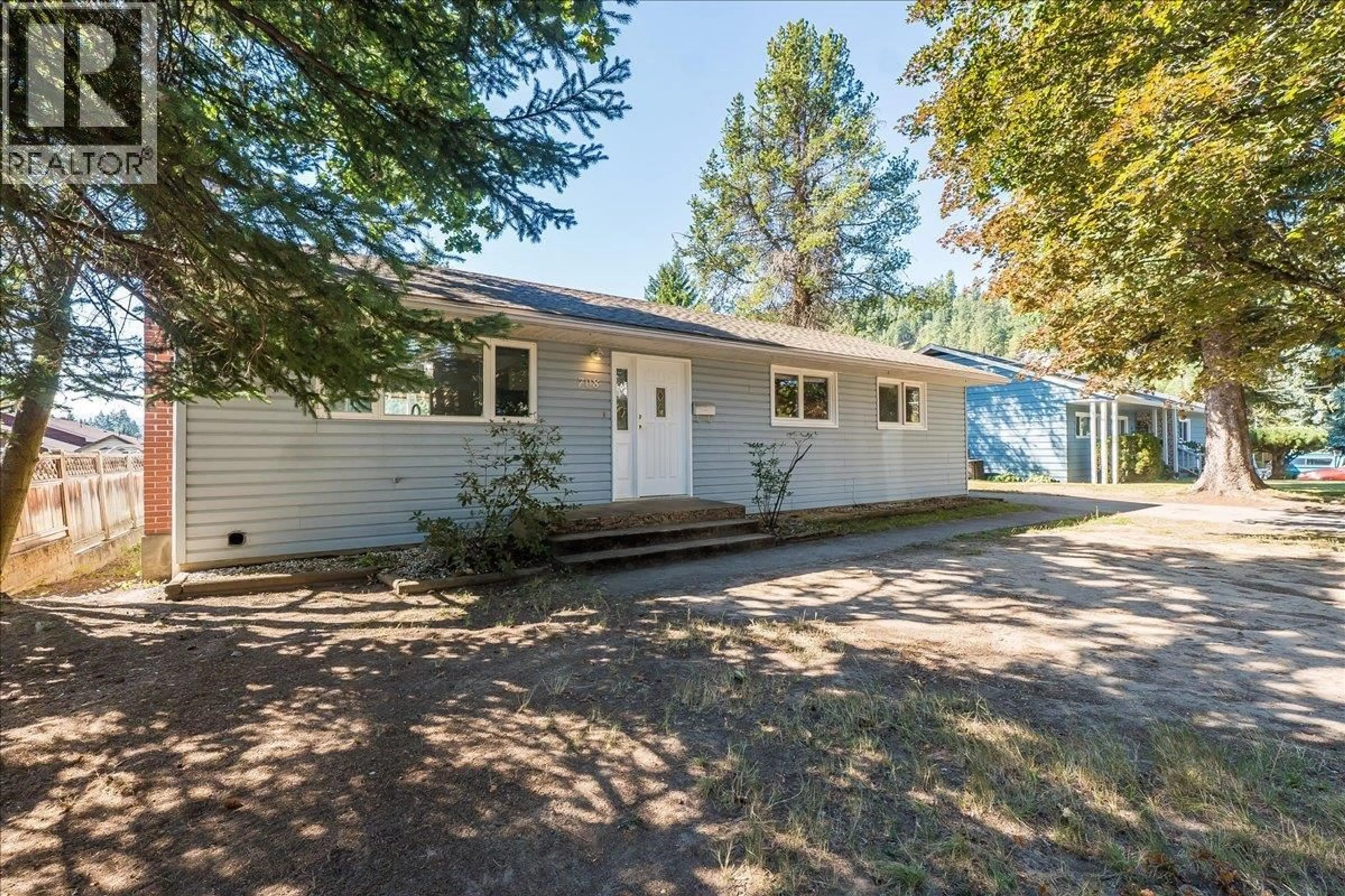 Home with vinyl exterior material, unknown for 708 10TH STREET, Castlegar British Columbia V1N2H8