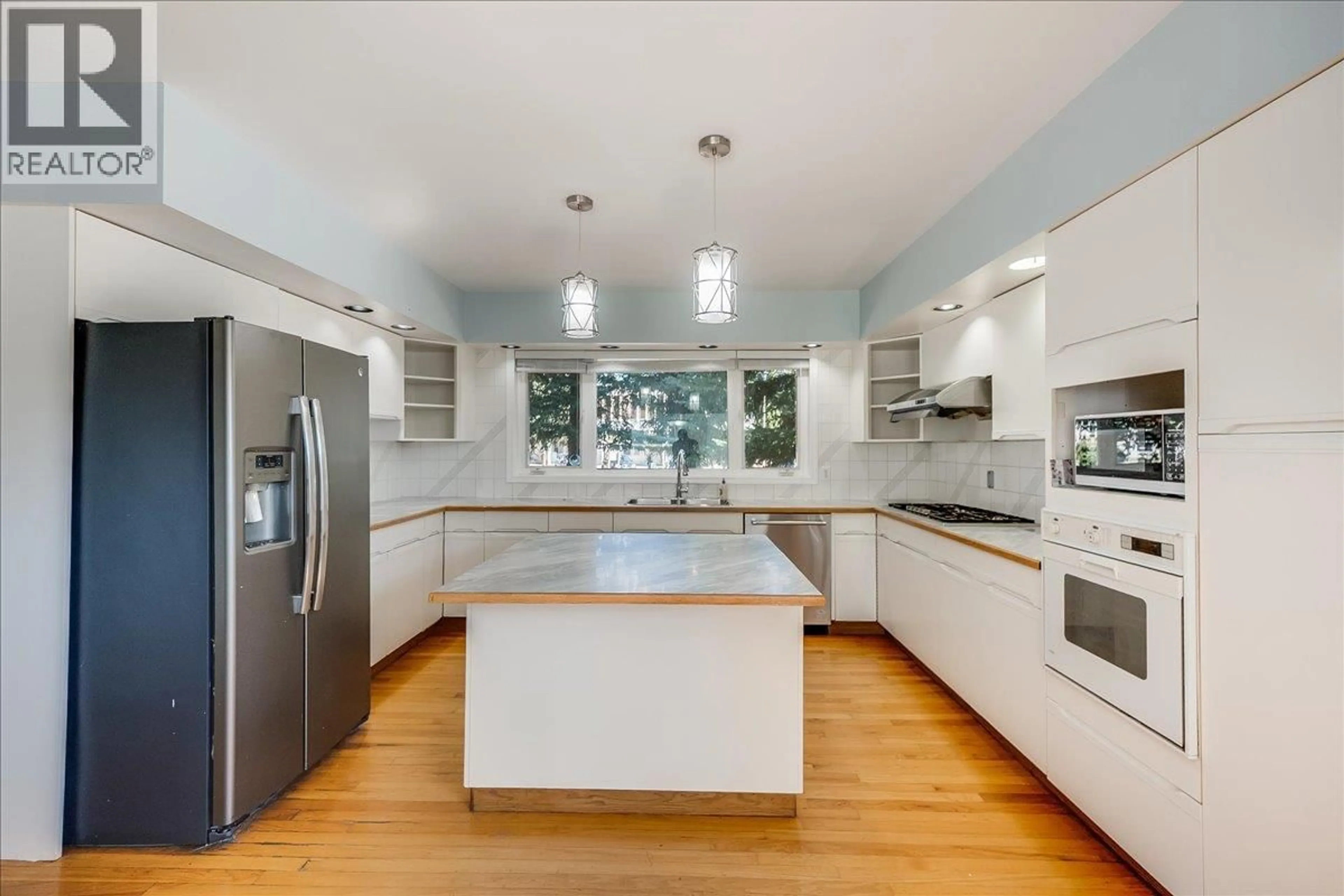Contemporary kitchen, unknown for 708 10TH STREET, Castlegar British Columbia V1N2H8