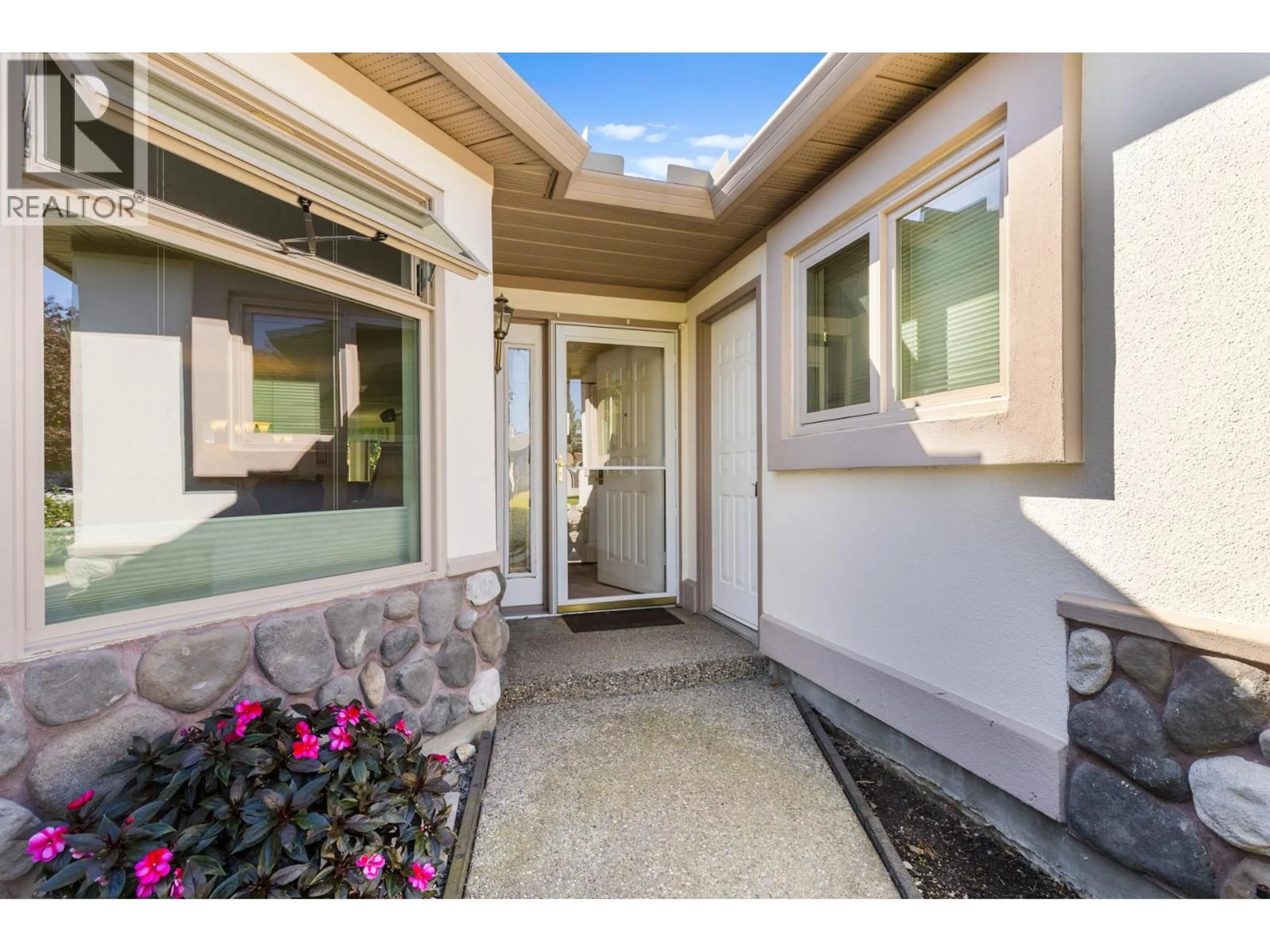 Indoor entryway for 112 - 1201 CAMERON AVENUE, Kelowna British Columbia V1Y9H7