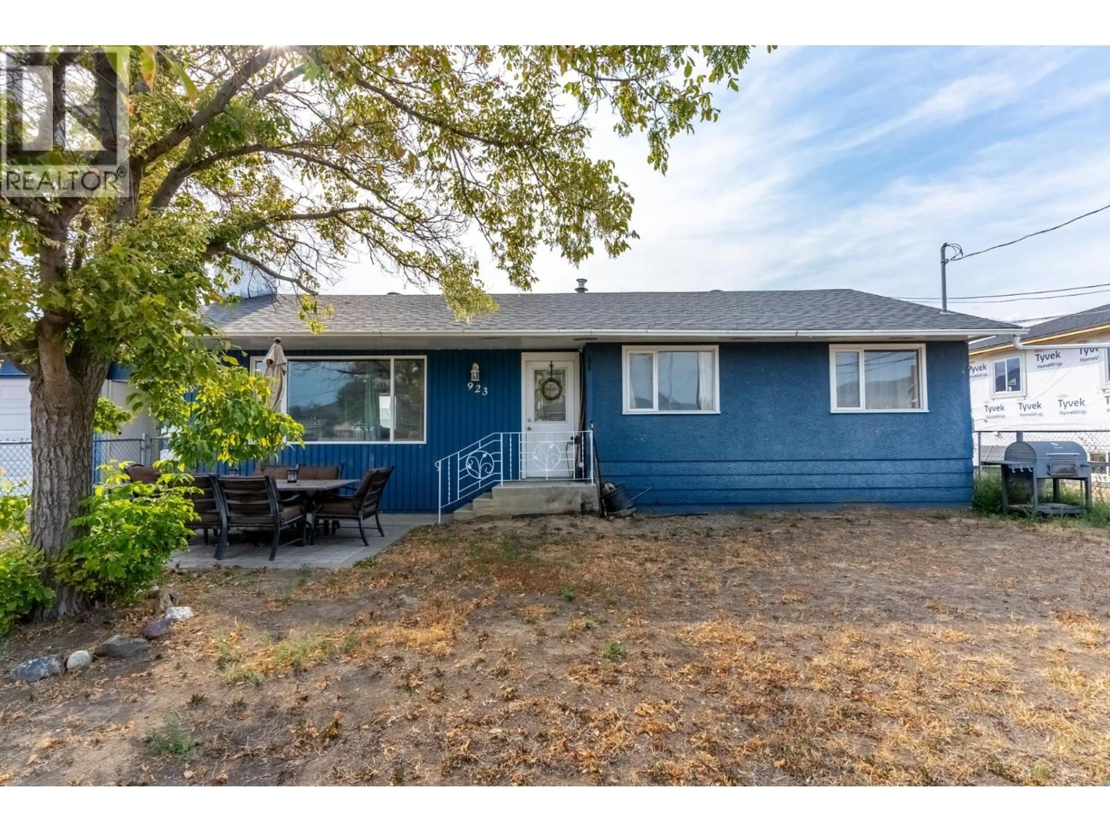 Home with vinyl exterior material, street for 923 12TH STREET, Kamloops British Columbia V2B3C3