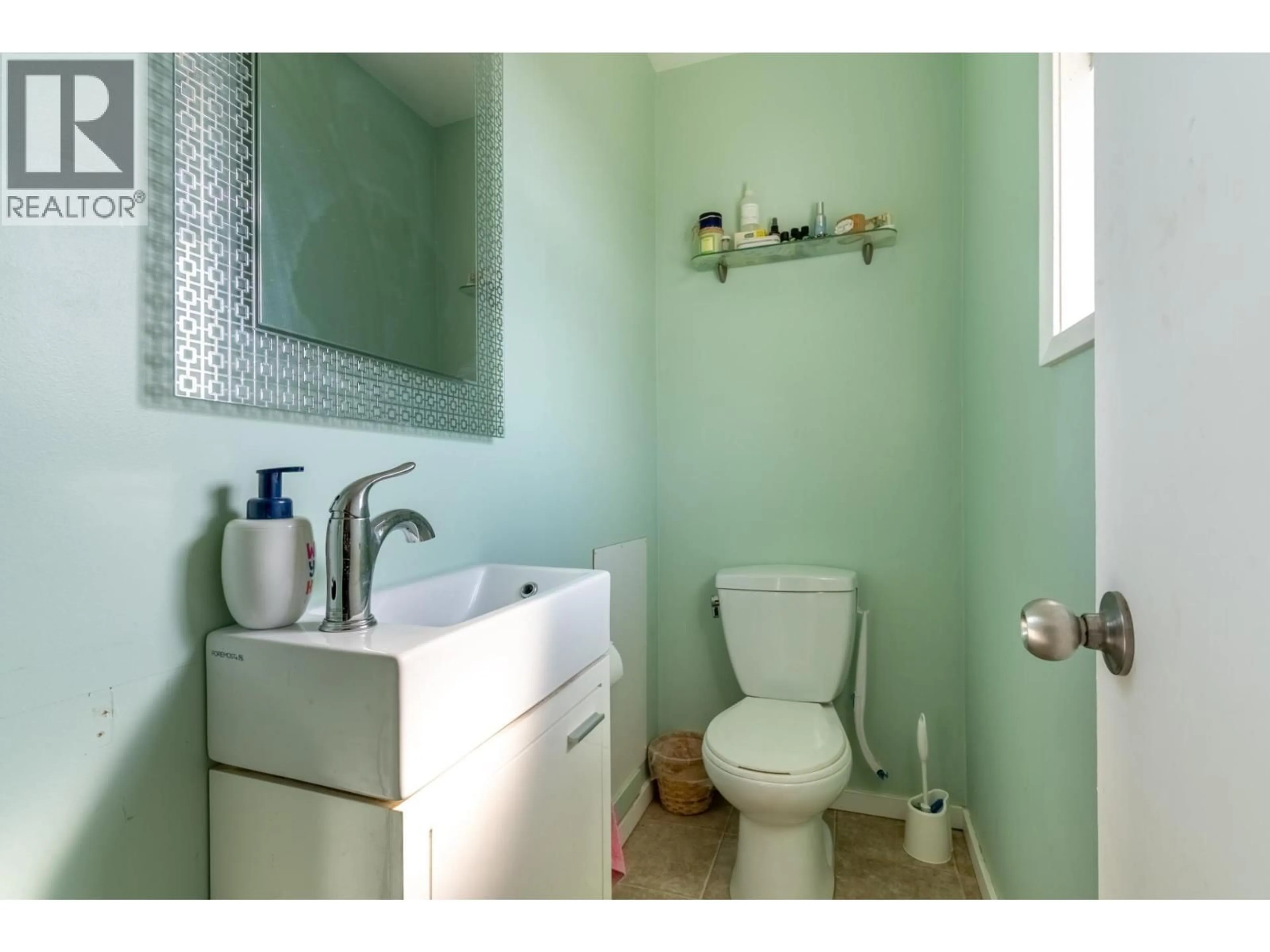 Standard bathroom, ceramic/tile floor for 923 12TH STREET, Kamloops British Columbia V2B3C3