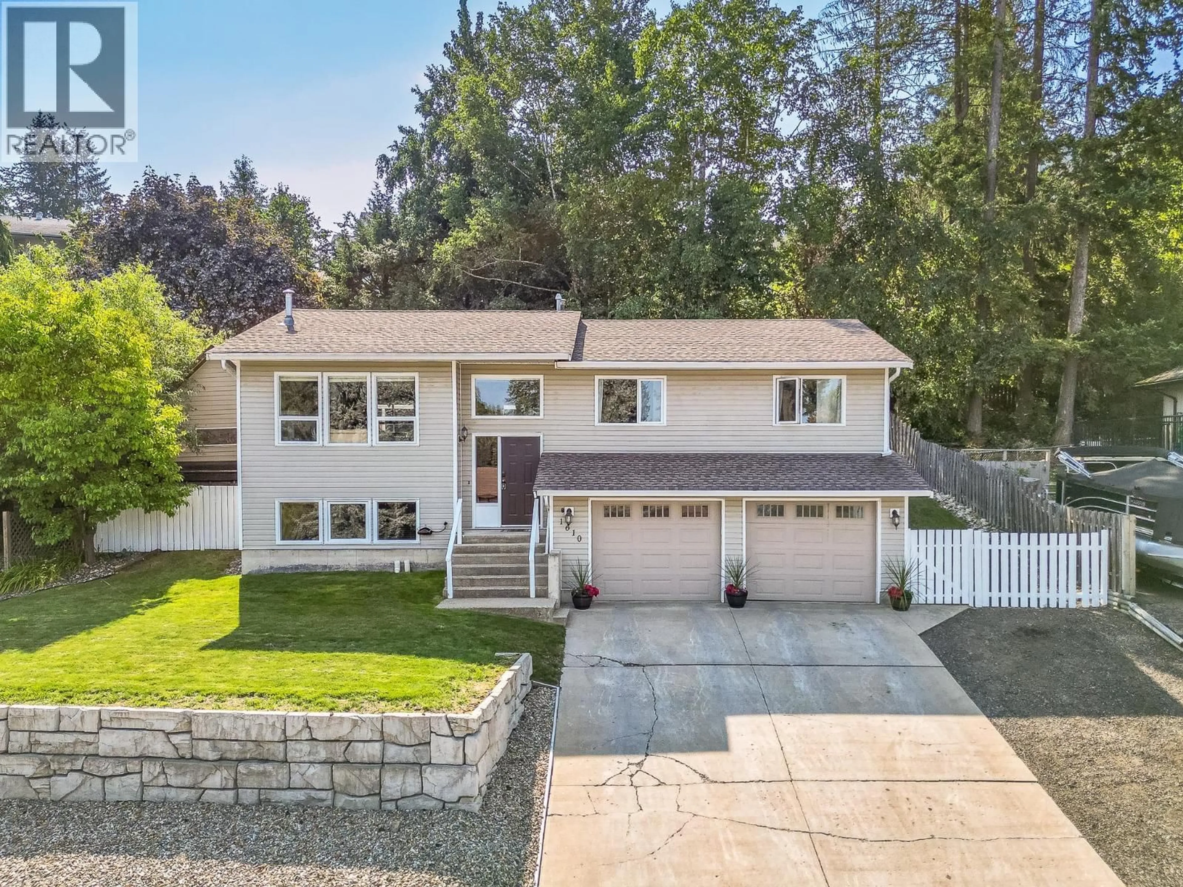 Home with vinyl exterior material, street for 1610 16 AVENUE SOUTHEAST, Salmon Arm British Columbia V1E2M7