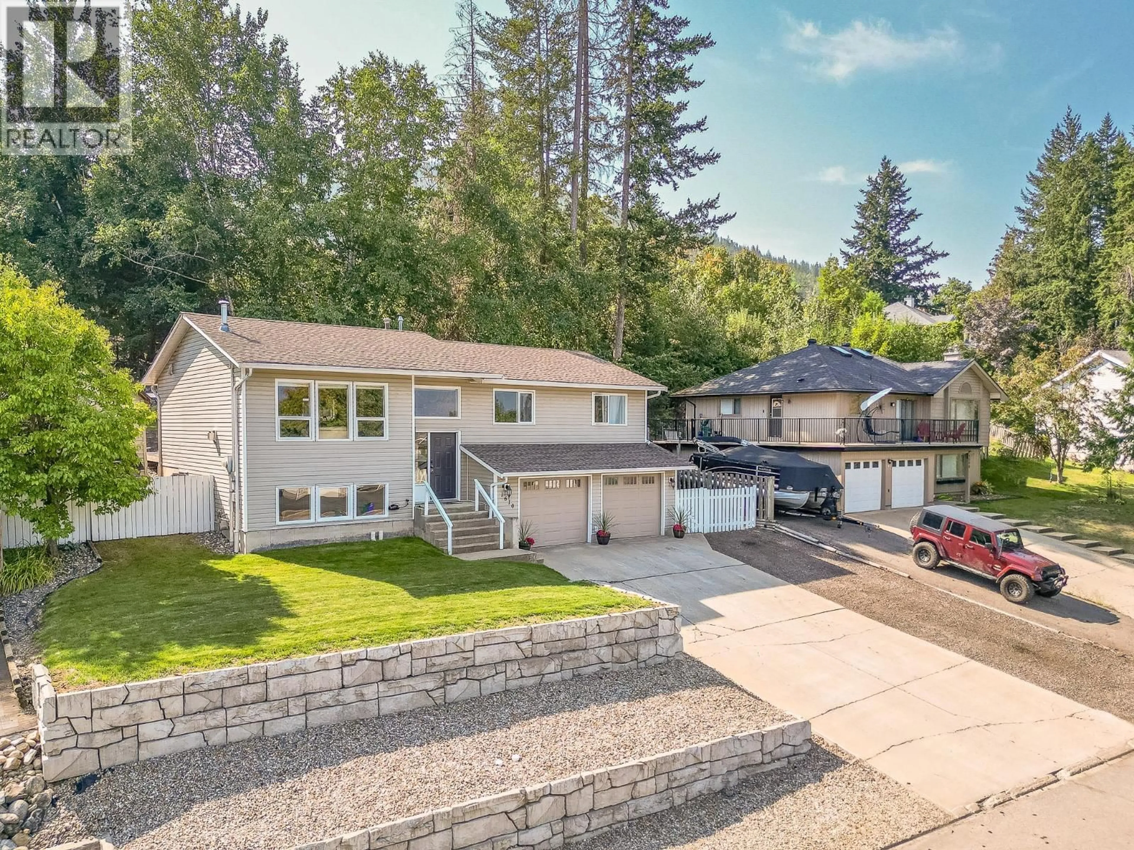 A pic from outside/outdoor area/front of a property/back of a property/a pic from drone, street for 1610 16 AVENUE SOUTHEAST, Salmon Arm British Columbia V1E2M7
