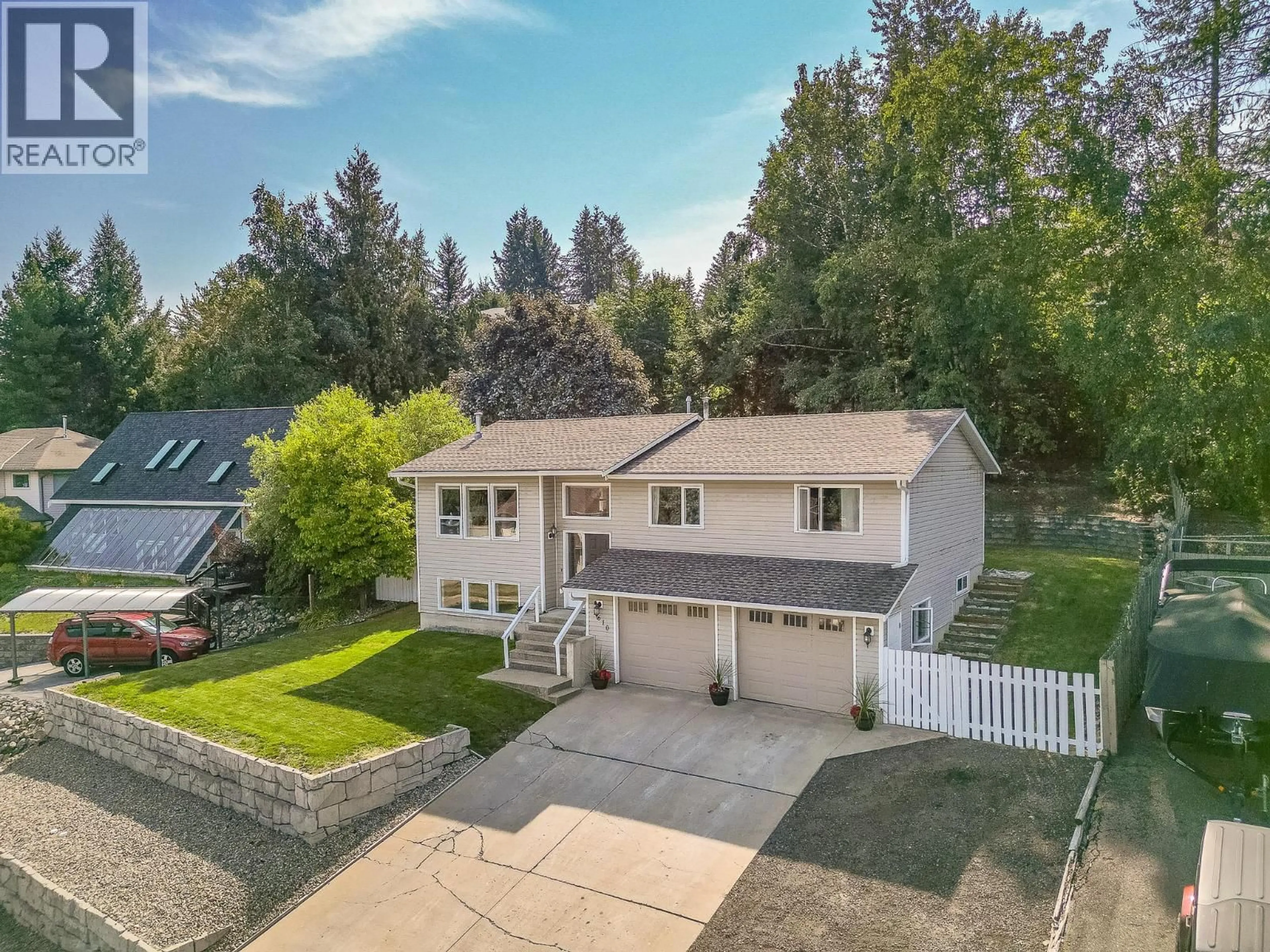 A pic from outside/outdoor area/front of a property/back of a property/a pic from drone, street for 1610 16 AVENUE SOUTHEAST, Salmon Arm British Columbia V1E2M7
