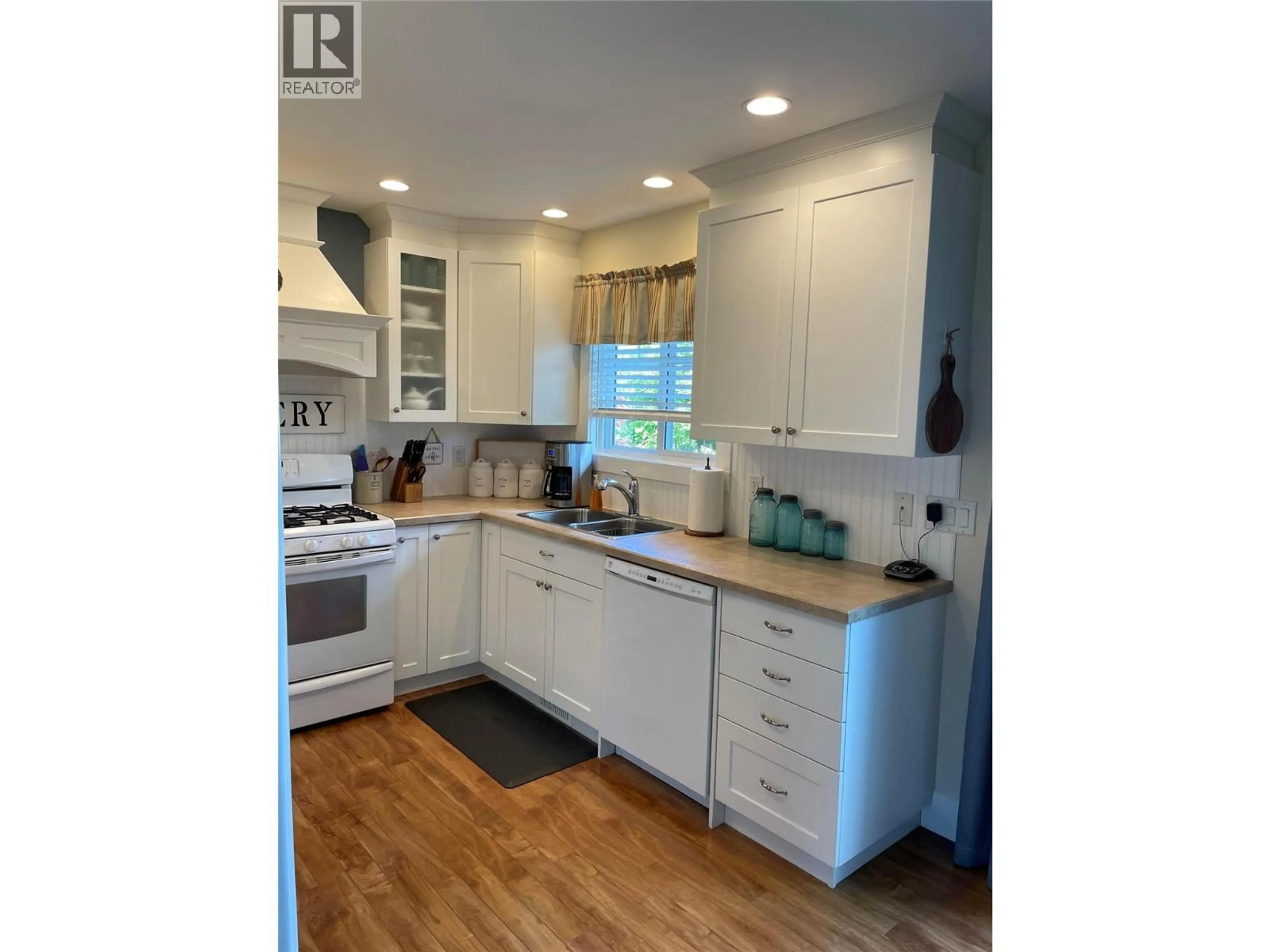 Open concept kitchen, unknown for 909 STARDUST STREET, Kamloops British Columbia V2B4C6