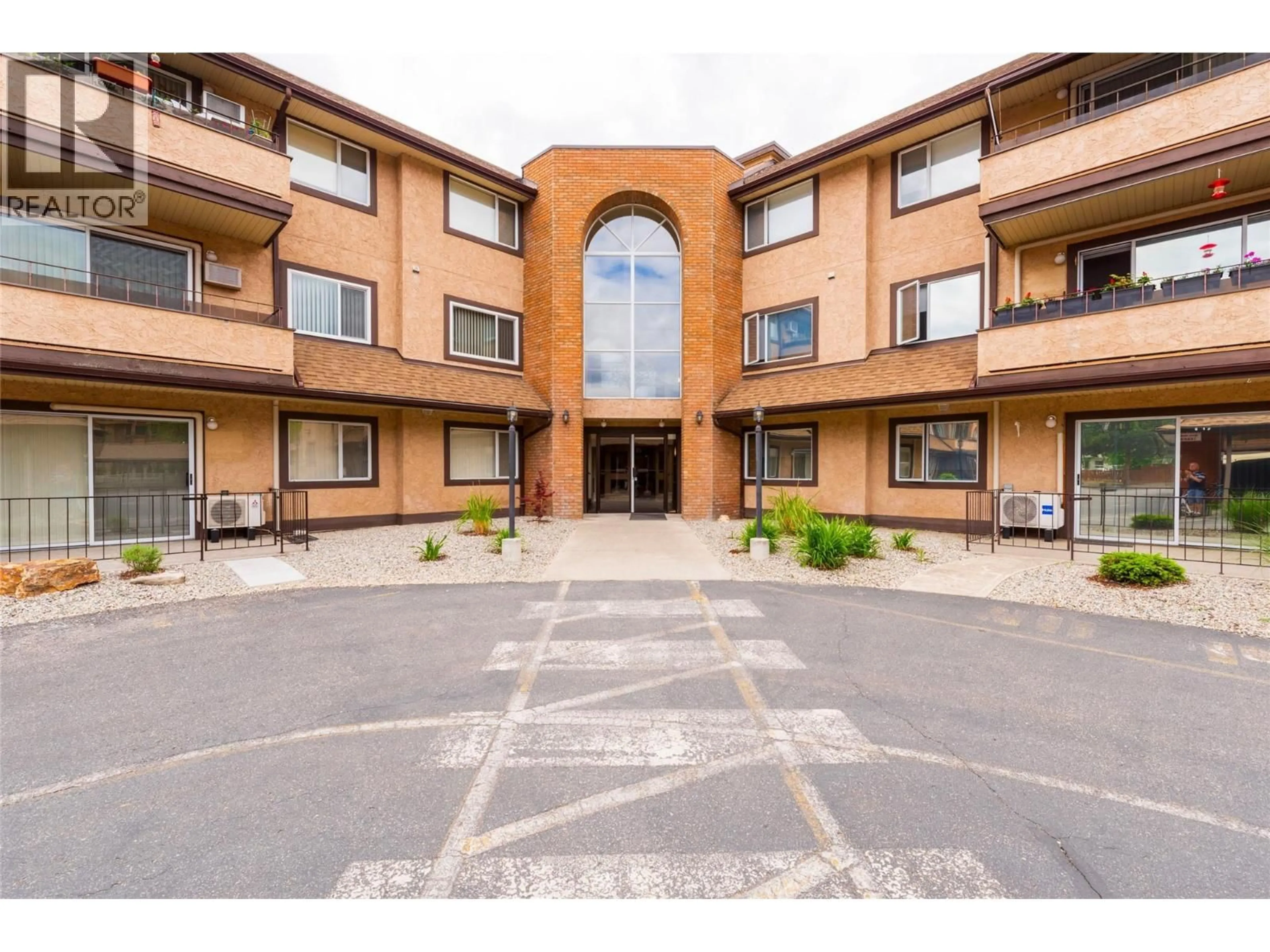 Patio, building for 111 - 337 MCKINNEY ROAD, Oliver British Columbia V0H1T3