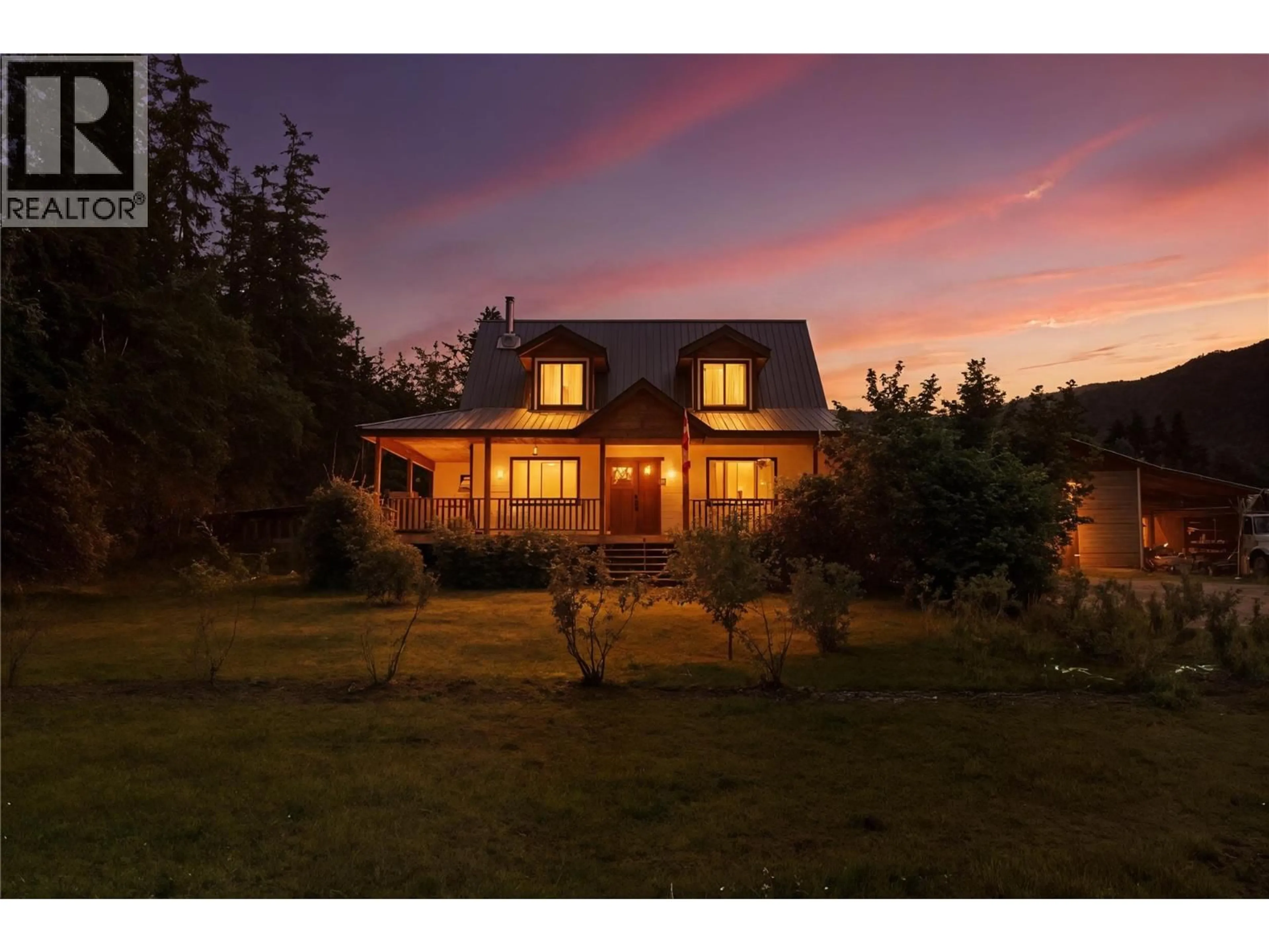 A pic from outside/outdoor area/front of a property/back of a property/a pic from drone, unknown for 4150 20 AVENUE SOUTHEAST, Salmon Arm British Columbia V1E1X9