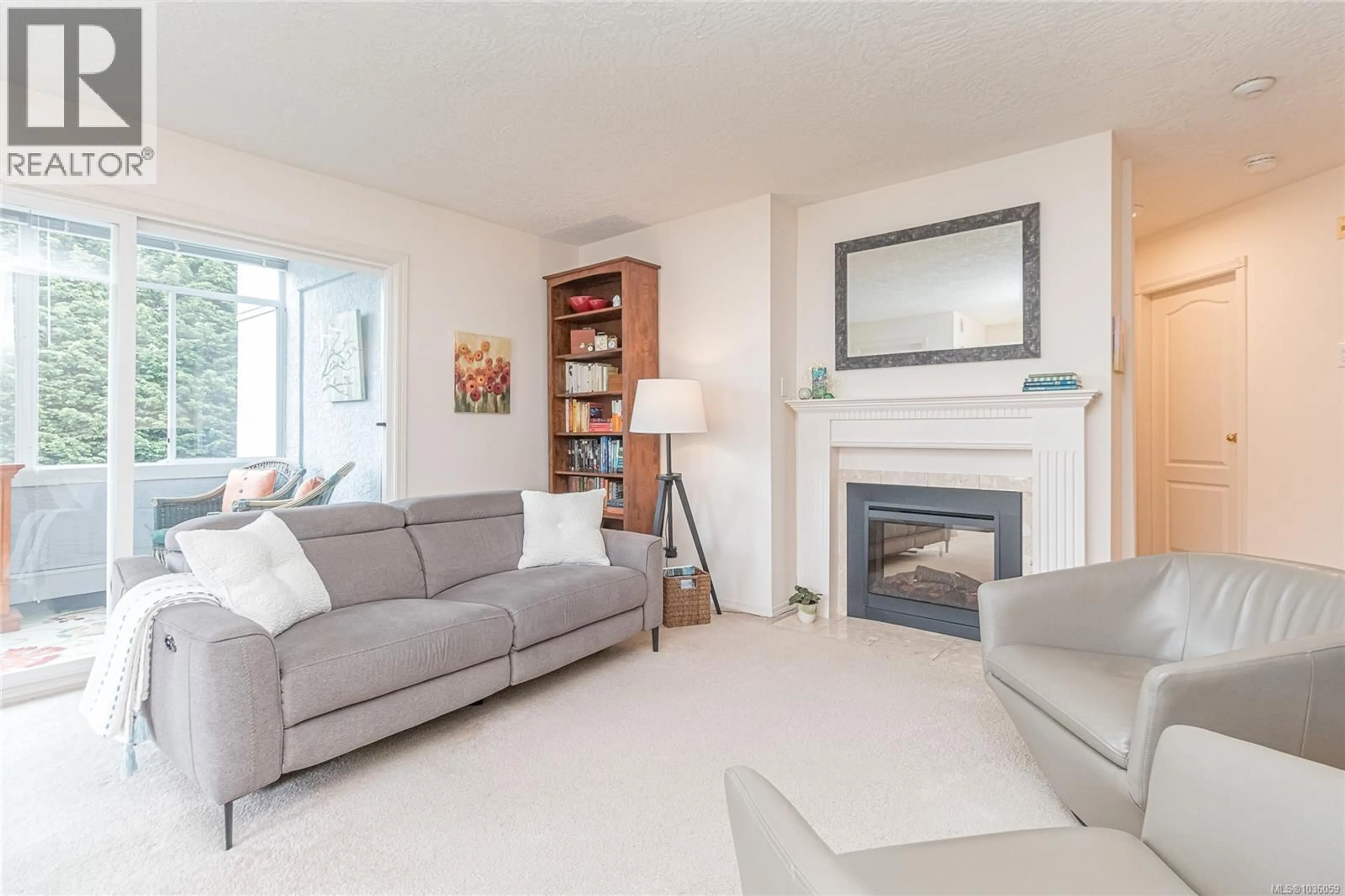 Living room with furniture, unknown for 208 - 3931 SHELBOURNE STREET, Saanich British Columbia V8P4H9