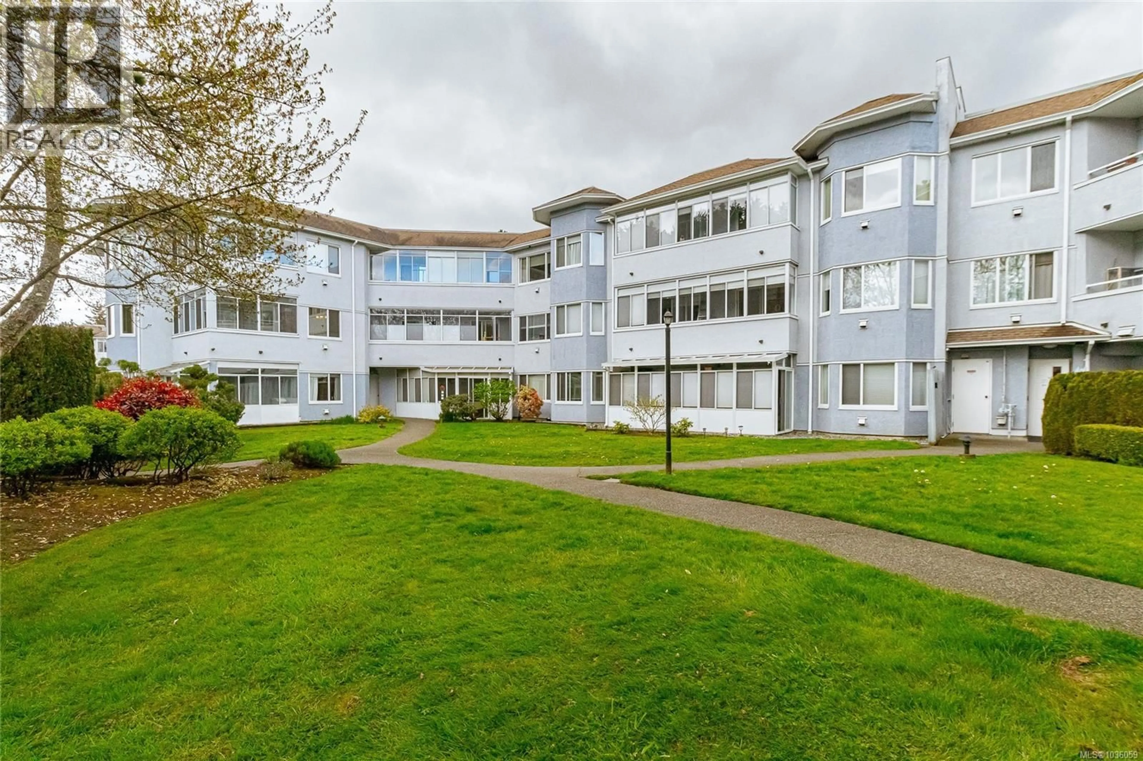Patio, building for 208 - 3931 SHELBOURNE STREET, Saanich British Columbia V8P4H9