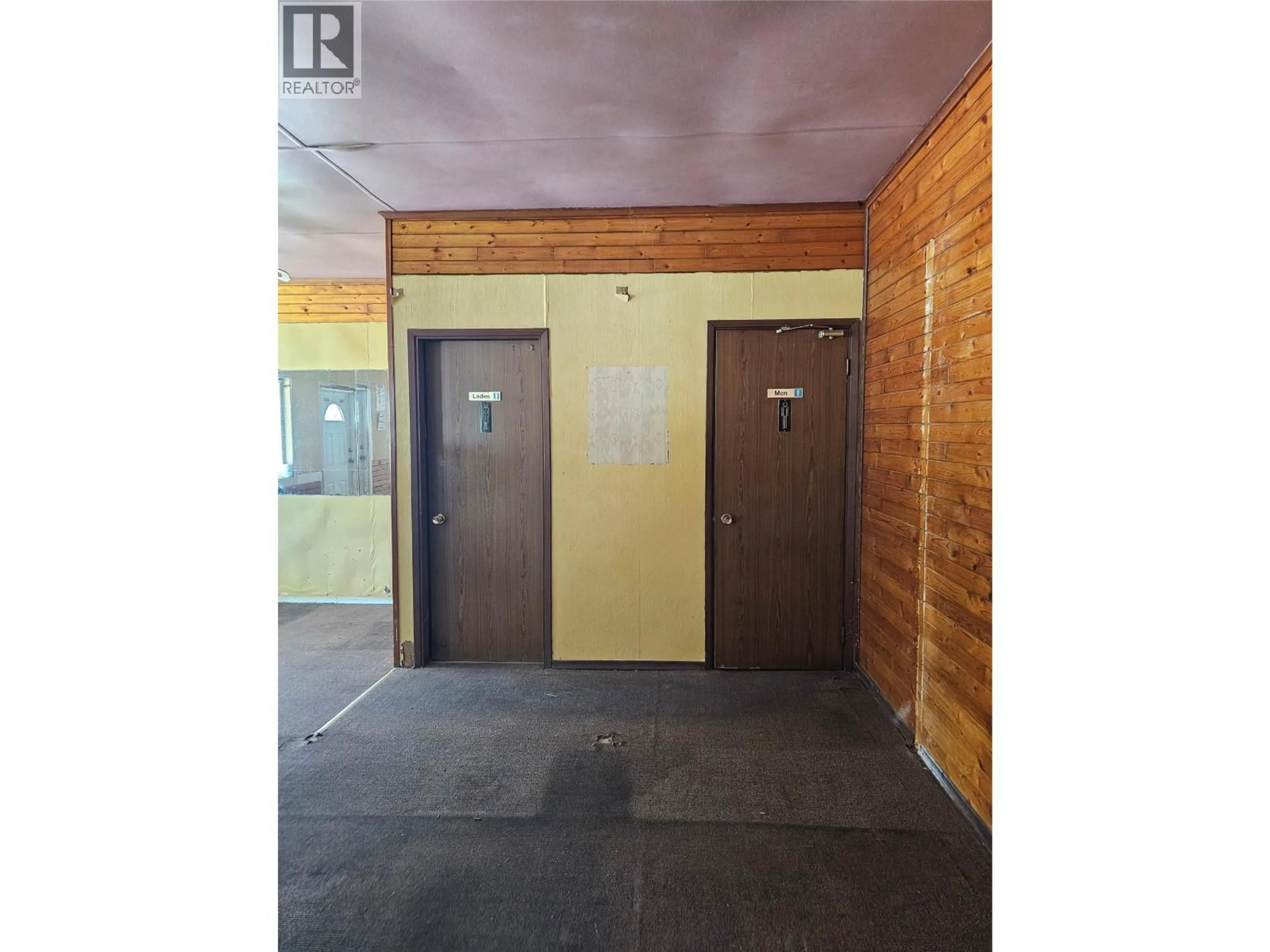 Indoor foyer for 5851 HIGHWAY 33E HIGHWAY, Beaverdell British Columbia V0H1A0