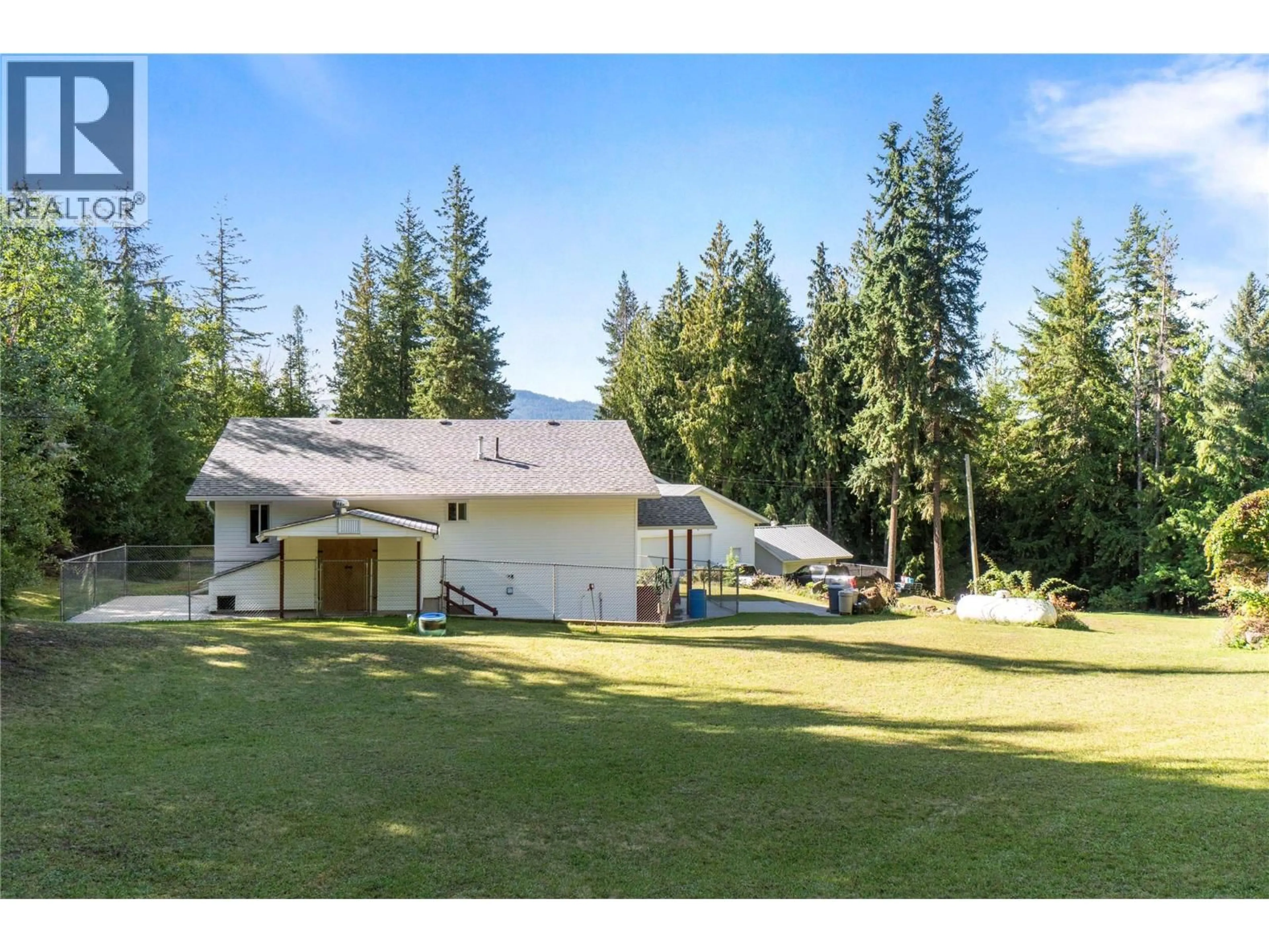 A pic from outside/outdoor area/front of a property/back of a property/a pic from drone, mountain view for 6803 MAGNA BAY DRIVE, Magna Bay British Columbia V0E1M7