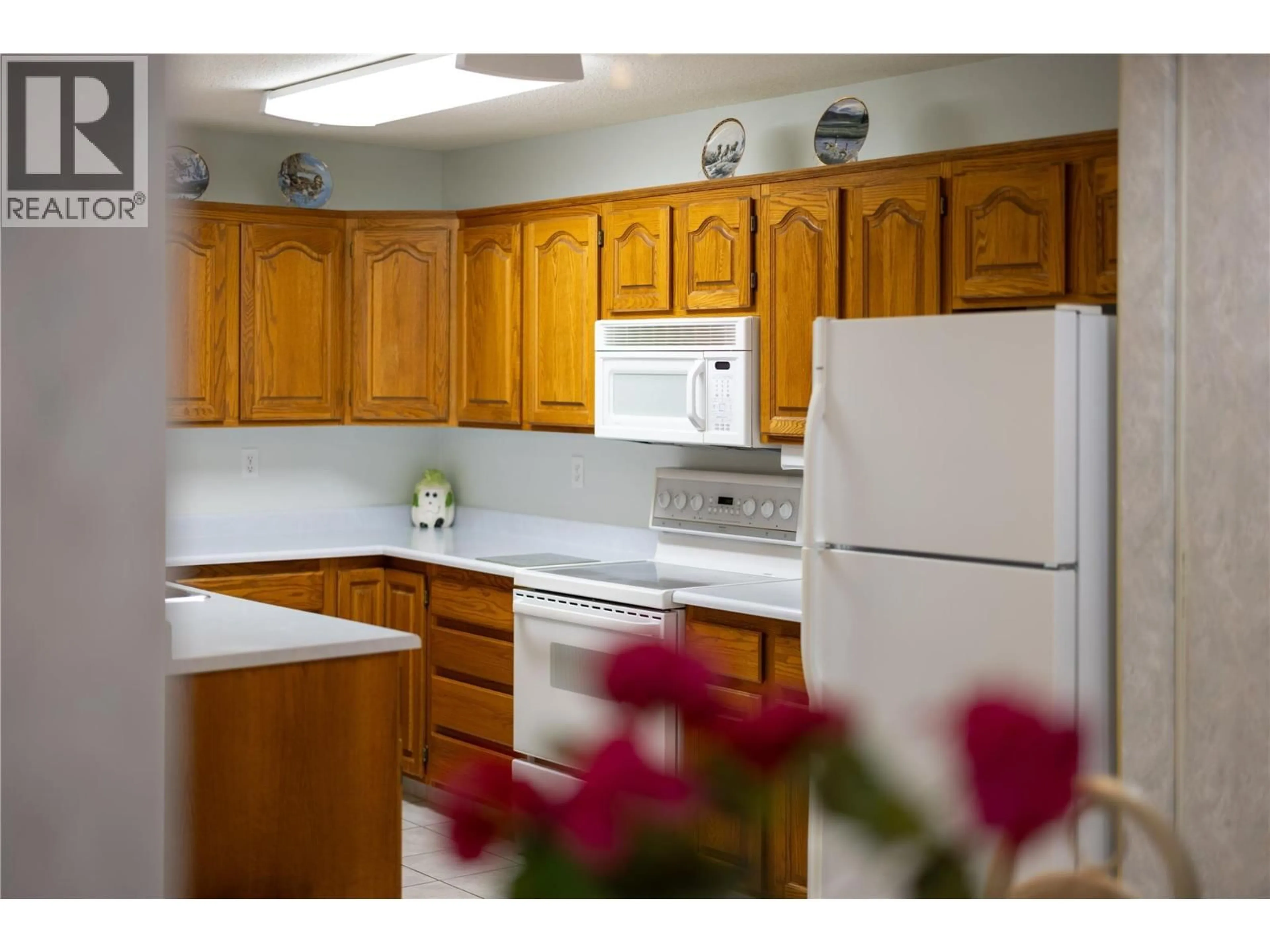 Standard kitchen, unknown for 418 - 1329 KLO ROAD, Kelowna British Columbia V1W3N9