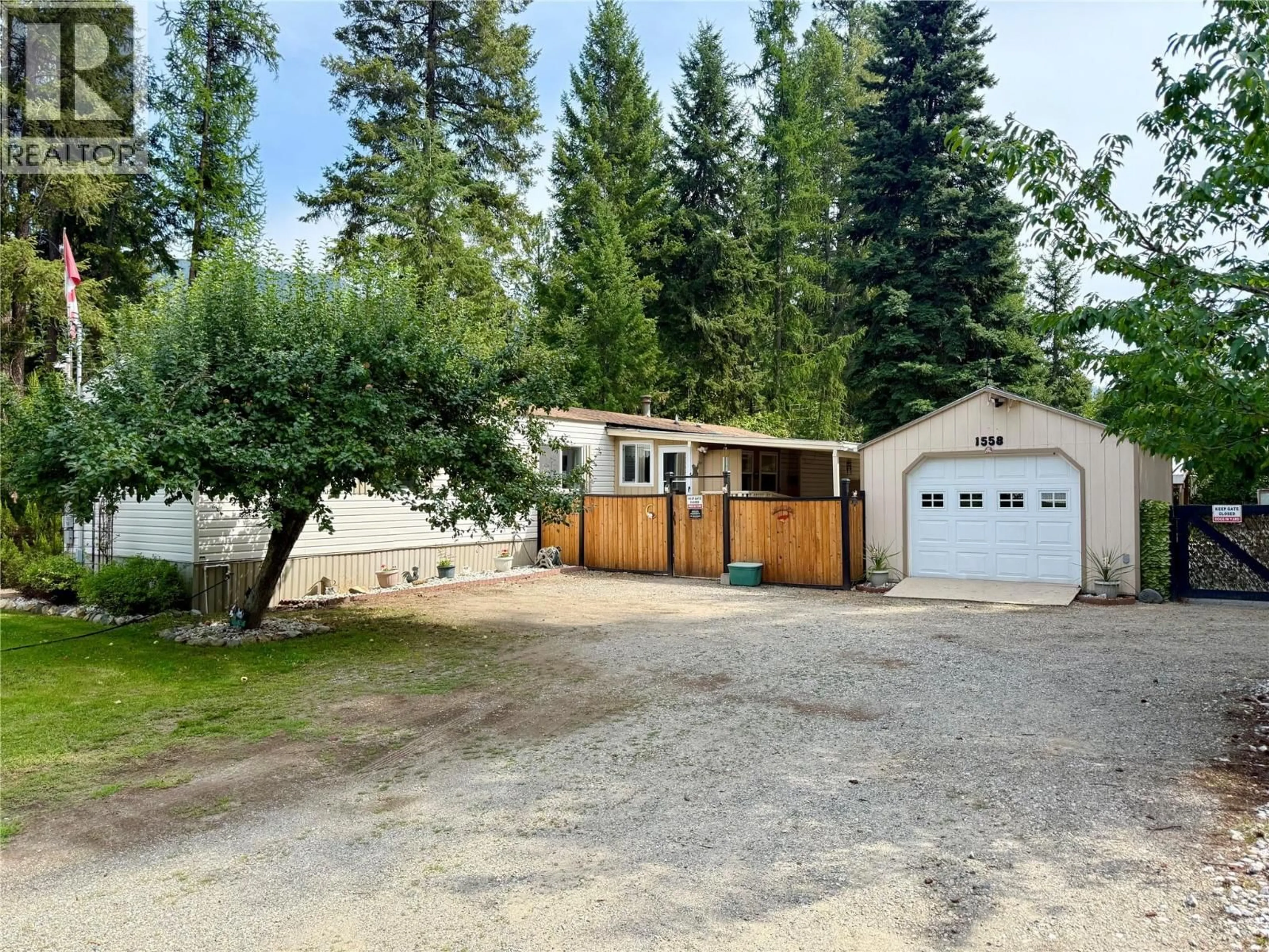 A pic from outside/outdoor area/front of a property/back of a property/a pic from drone, street for 1558 THOMPSON ROAD, Christina Lake British Columbia V0H1E0