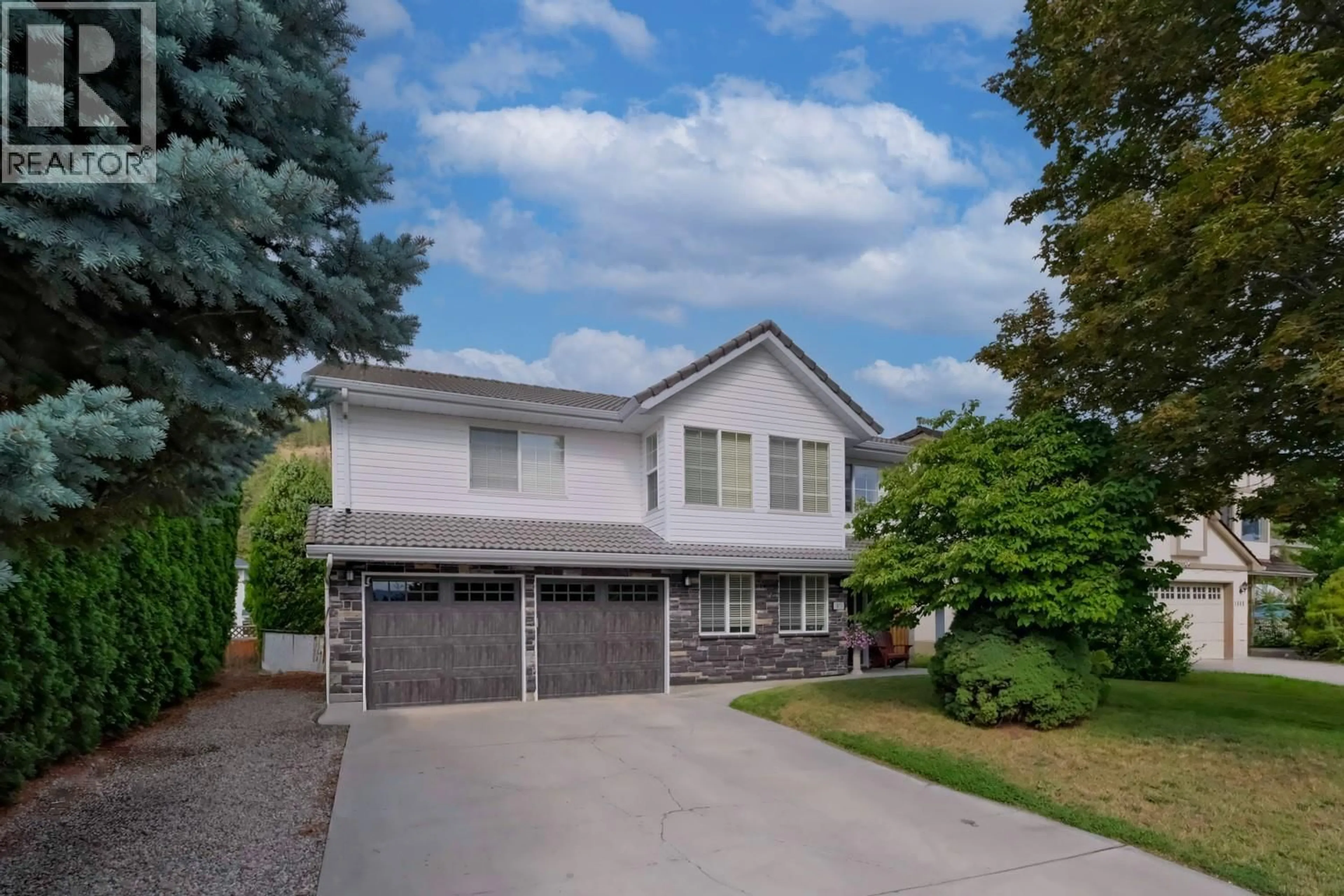 Home with vinyl exterior material, street for 1853 GLENHAVEN CRESCENT, Kelowna British Columbia V1V1T4