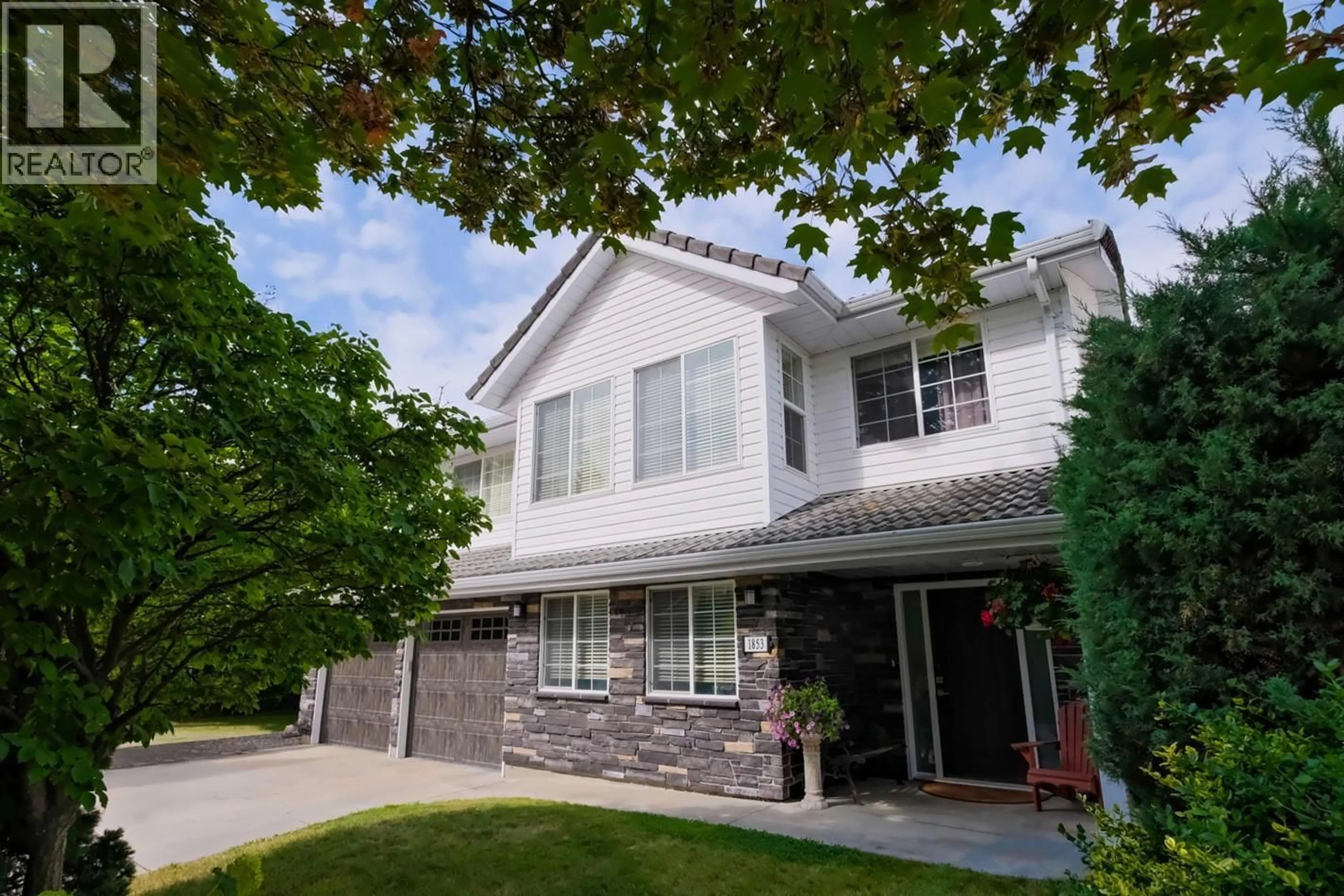 Home with vinyl exterior material, street for 1853 GLENHAVEN CRESCENT, Kelowna British Columbia V1V1T4