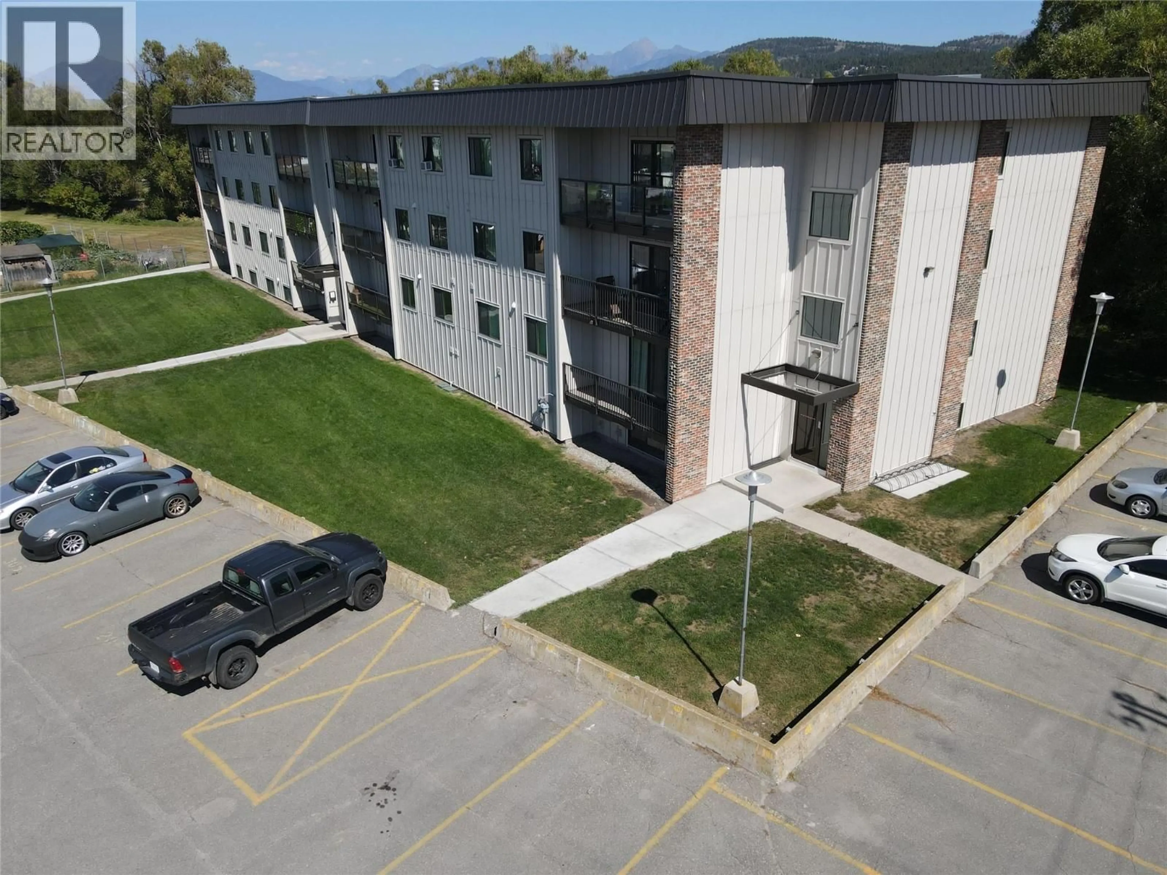 A pic from outside/outdoor area/front of a property/back of a property/a pic from drone, building for 202 - 606 18TH AVENUE NORTH, Cranbrook British Columbia V1C5M1