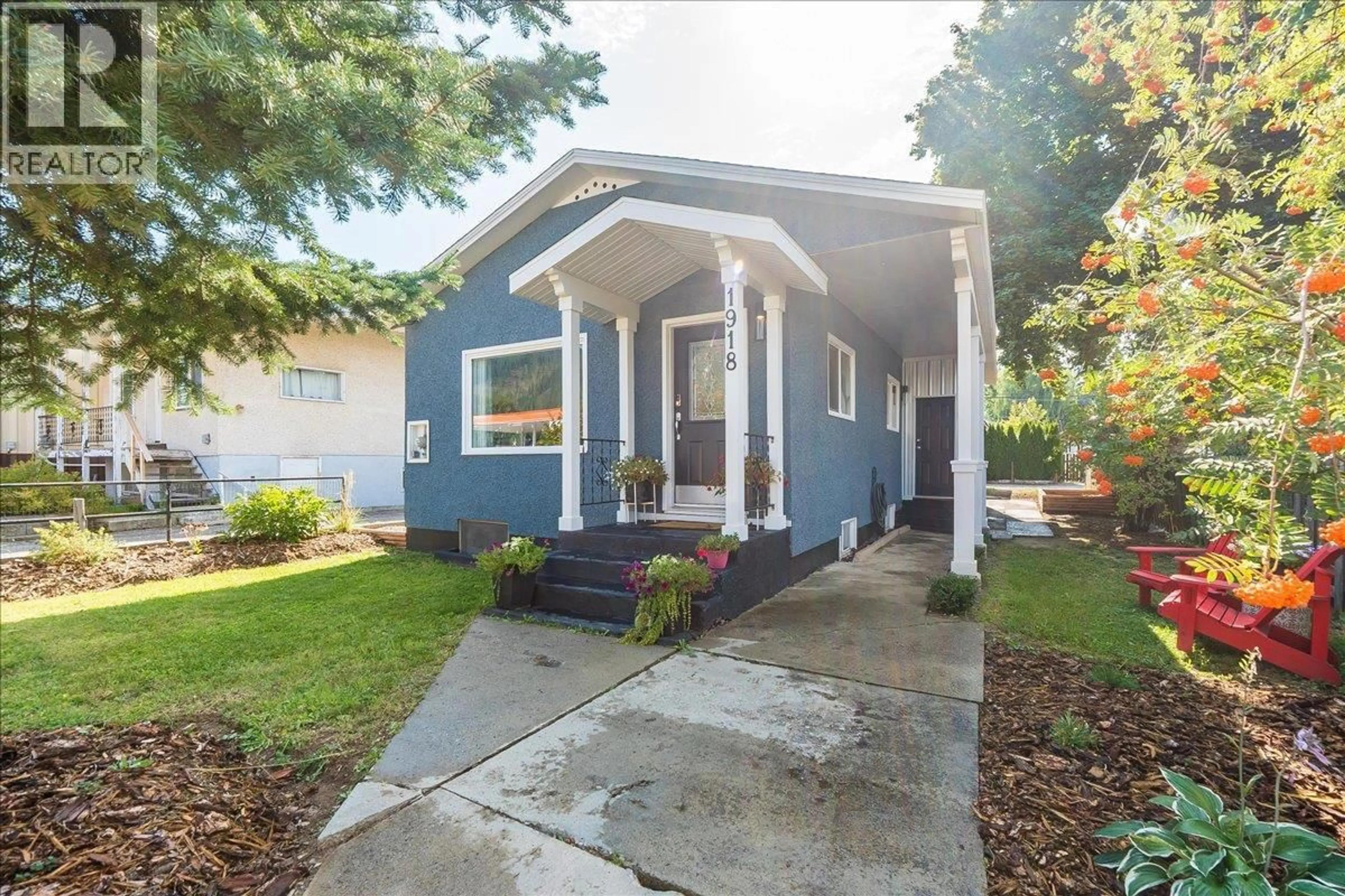 Home with vinyl exterior material, street for 1918 MAIN STREET, Fruitvale British Columbia V0G1L0
