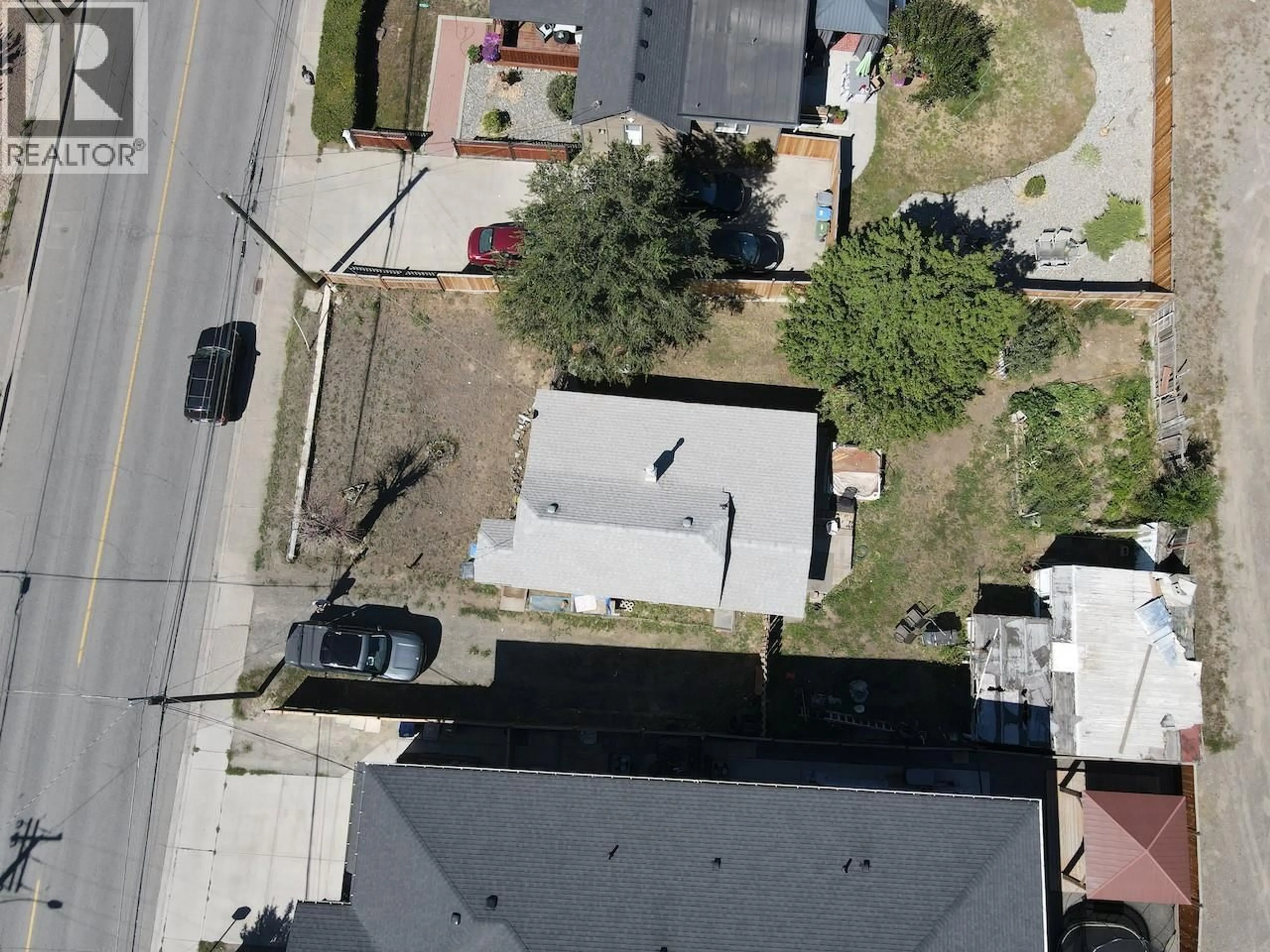 A pic from outside/outdoor area/front of a property/back of a property/a pic from drone, street for 632 MACKENZIE AVE AVENUE, Kamloops British Columbia V2B3V6