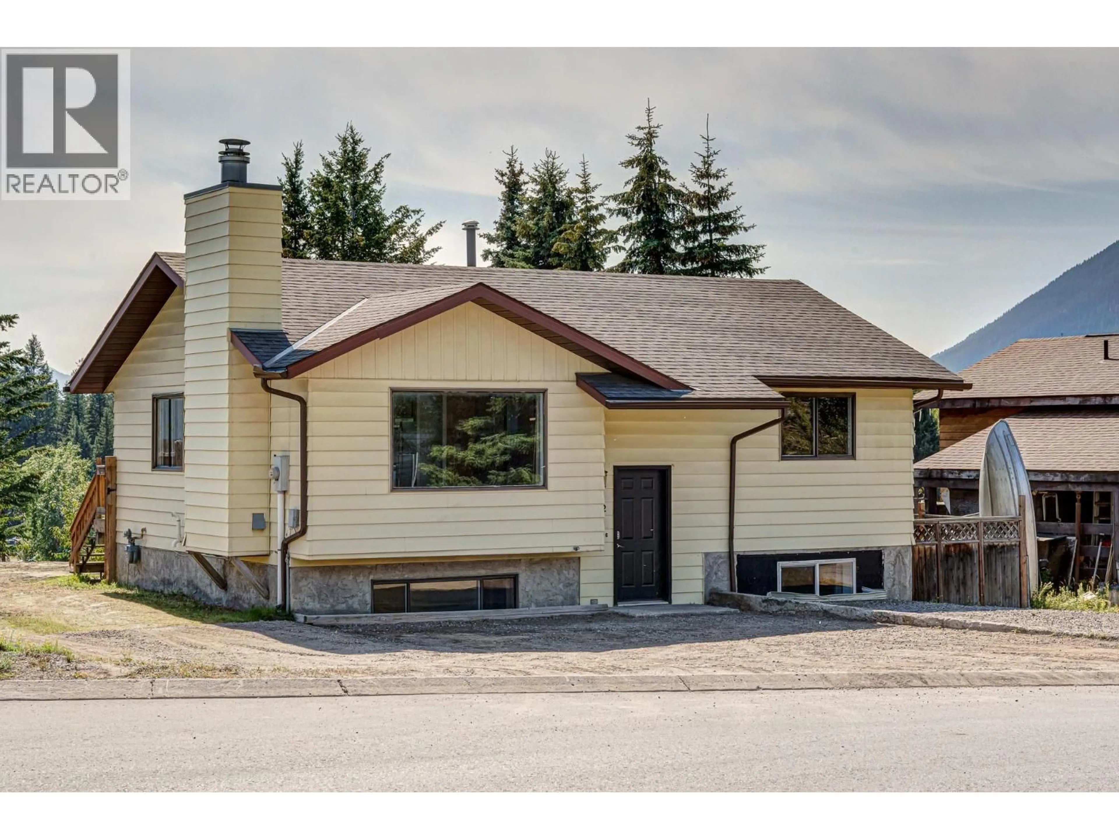 Home with vinyl exterior material, street for 732 BALMER CRESCENT, Elkford British Columbia V0B1H0