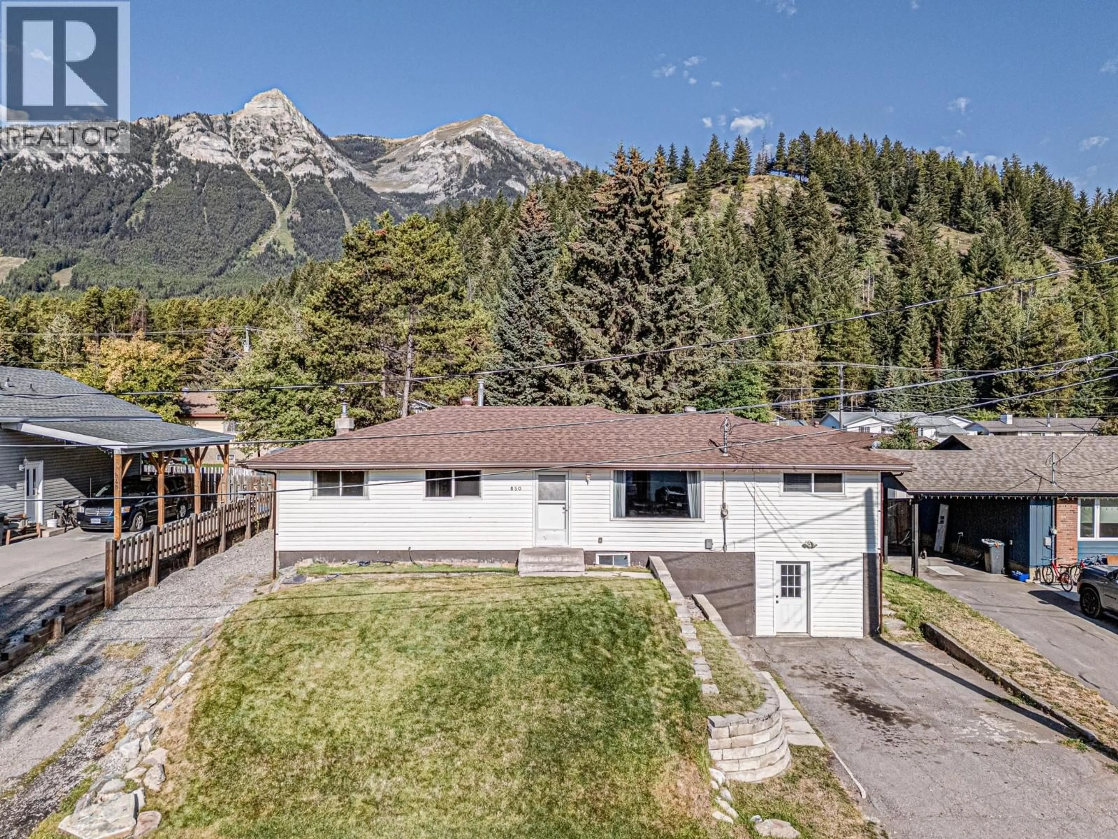 A pic from outside/outdoor area/front of a property/back of a property/a pic from drone, mountain view for 850 MINTO CRESCENT, Elkford British Columbia V0B1H0
