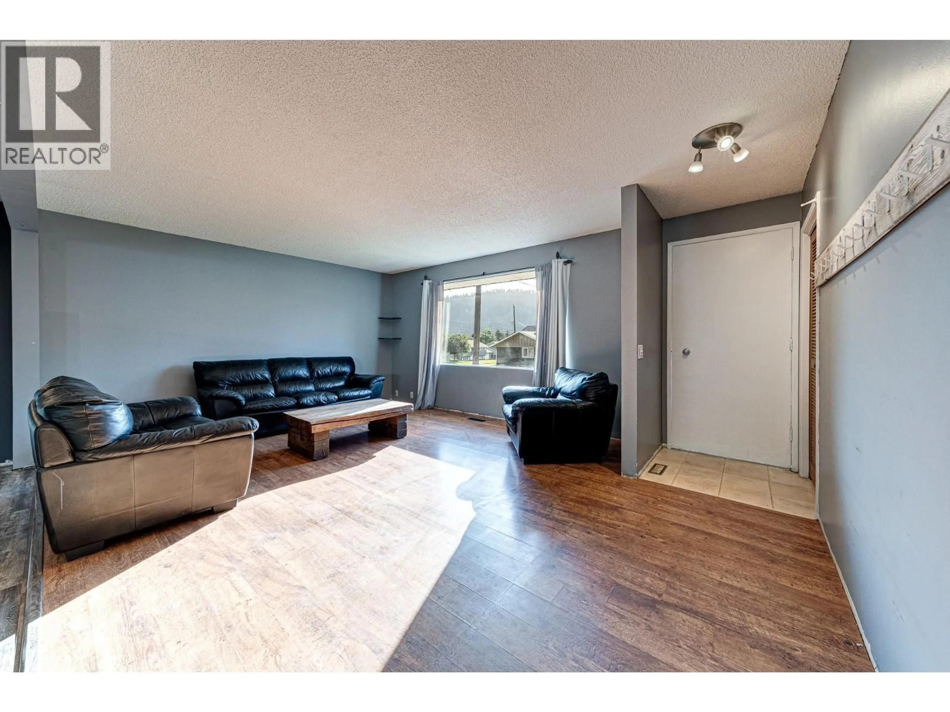 Living room with furniture, wood/laminate floor for 850 MINTO CRESCENT, Elkford British Columbia V0B1H0
