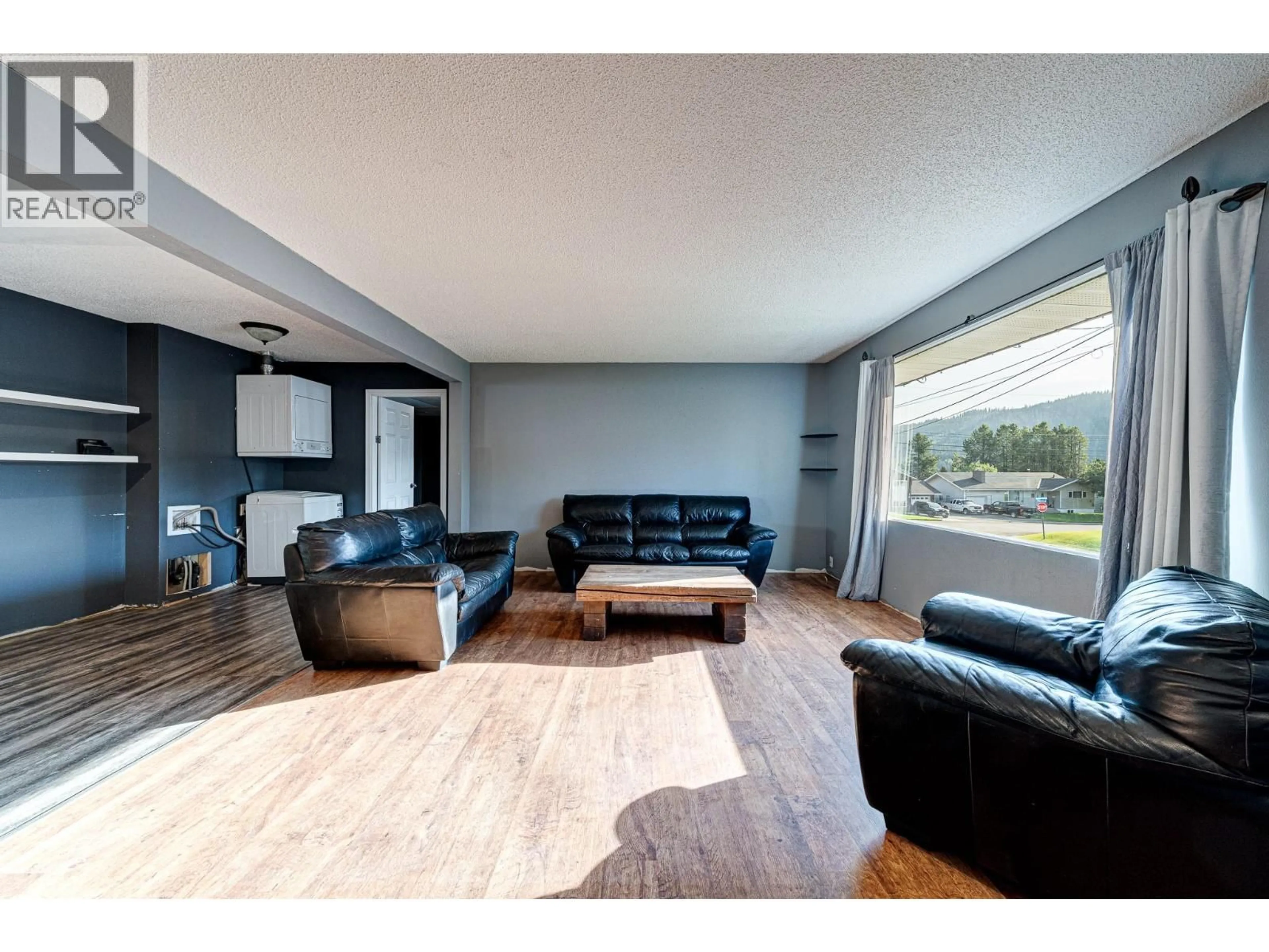 Living room with furniture, wood/laminate floor for 850 MINTO CRESCENT, Elkford British Columbia V0B1H0