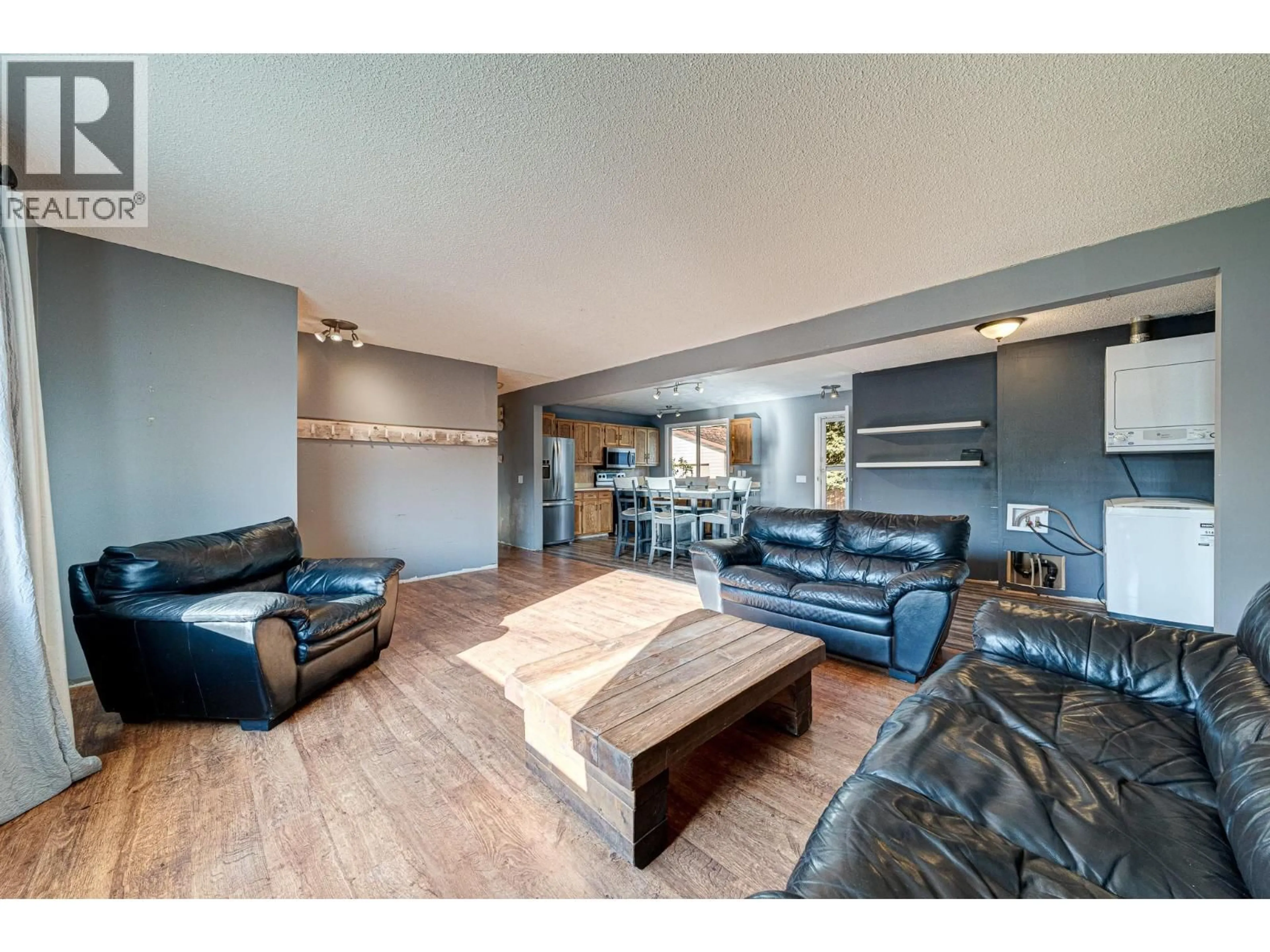 Living room with furniture, wood/laminate floor for 850 MINTO CRESCENT, Elkford British Columbia V0B1H0