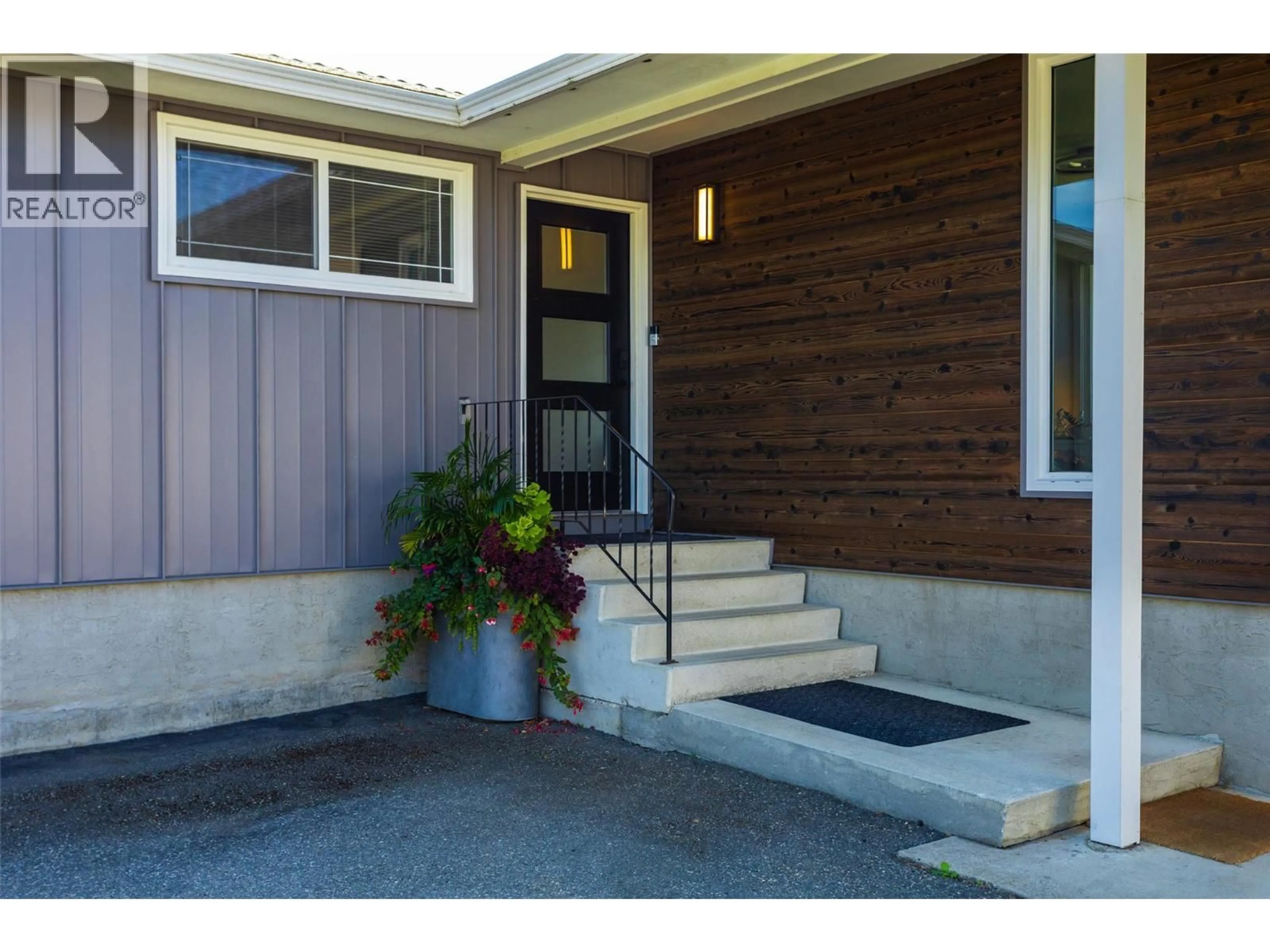 Indoor entryway for 1870 HAYASHI COURT, Kelowna British Columbia V1P1A7