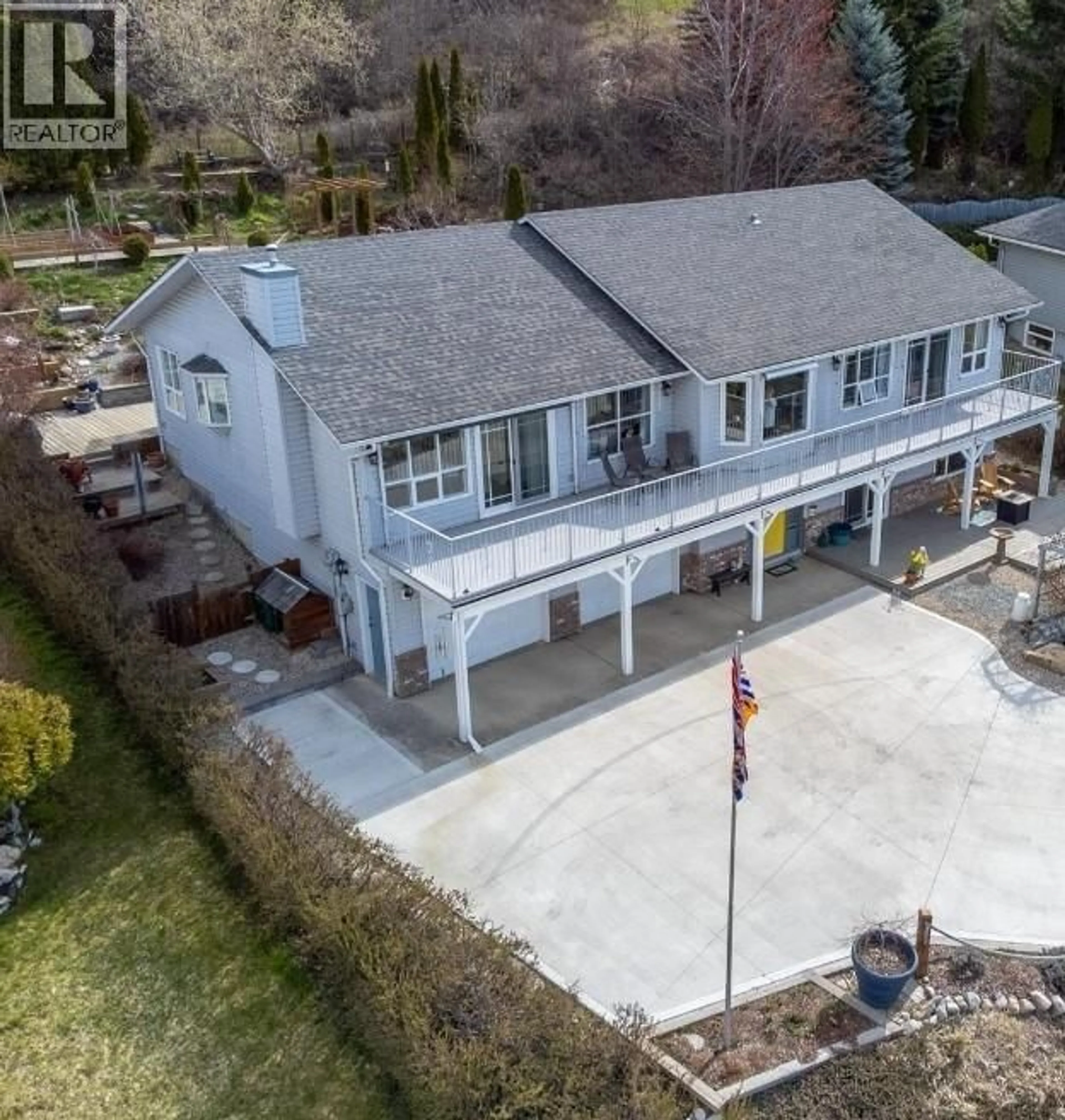 A pic from outside/outdoor area/front of a property/back of a property/a pic from drone, unknown for 4410 LAKESHORE ROAD NORTHEAST, Salmon Arm British Columbia V1E3N6
