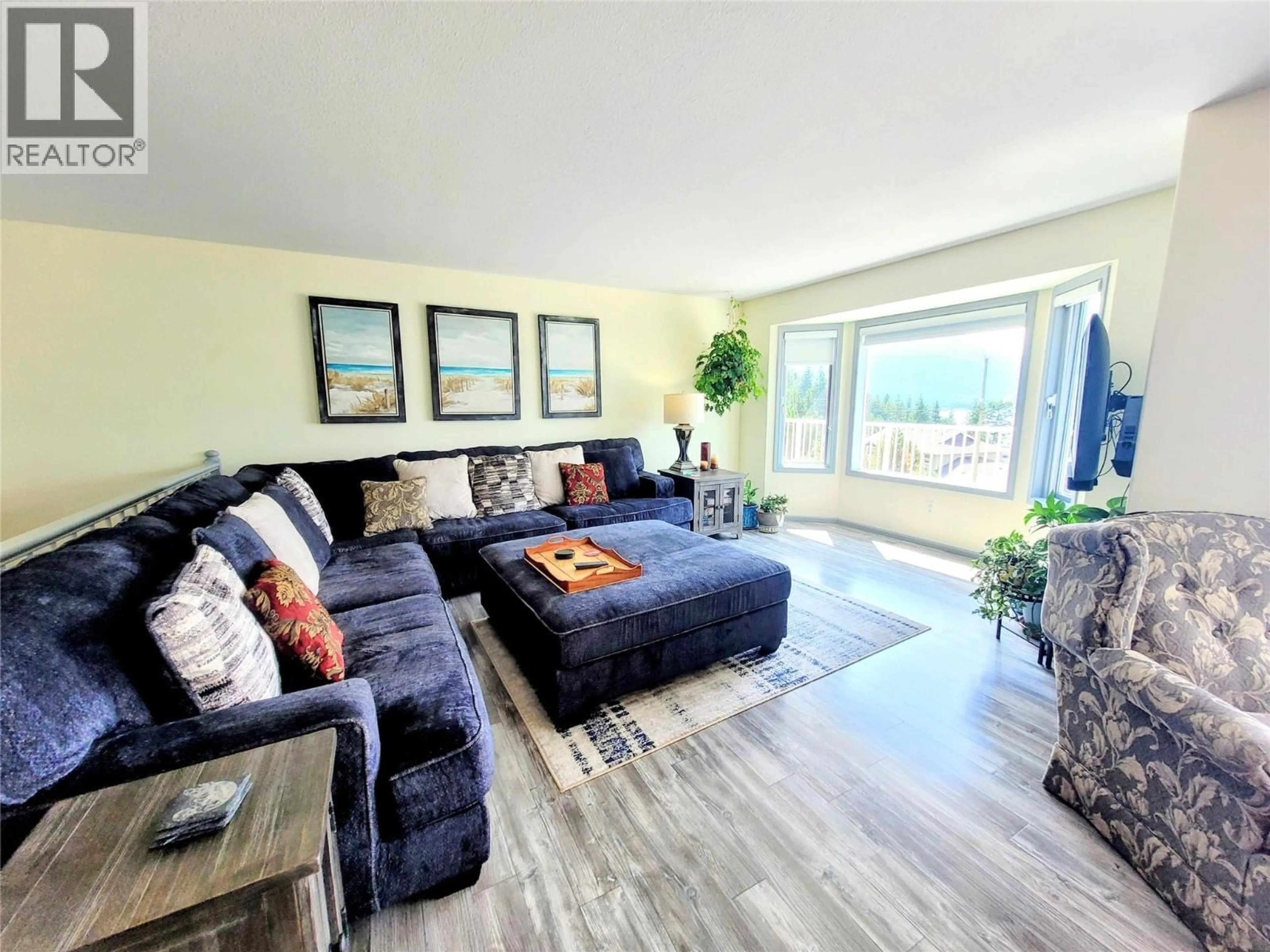 Living room with furniture, unknown for 4410 LAKESHORE ROAD NORTHEAST, Salmon Arm British Columbia V1E3N6