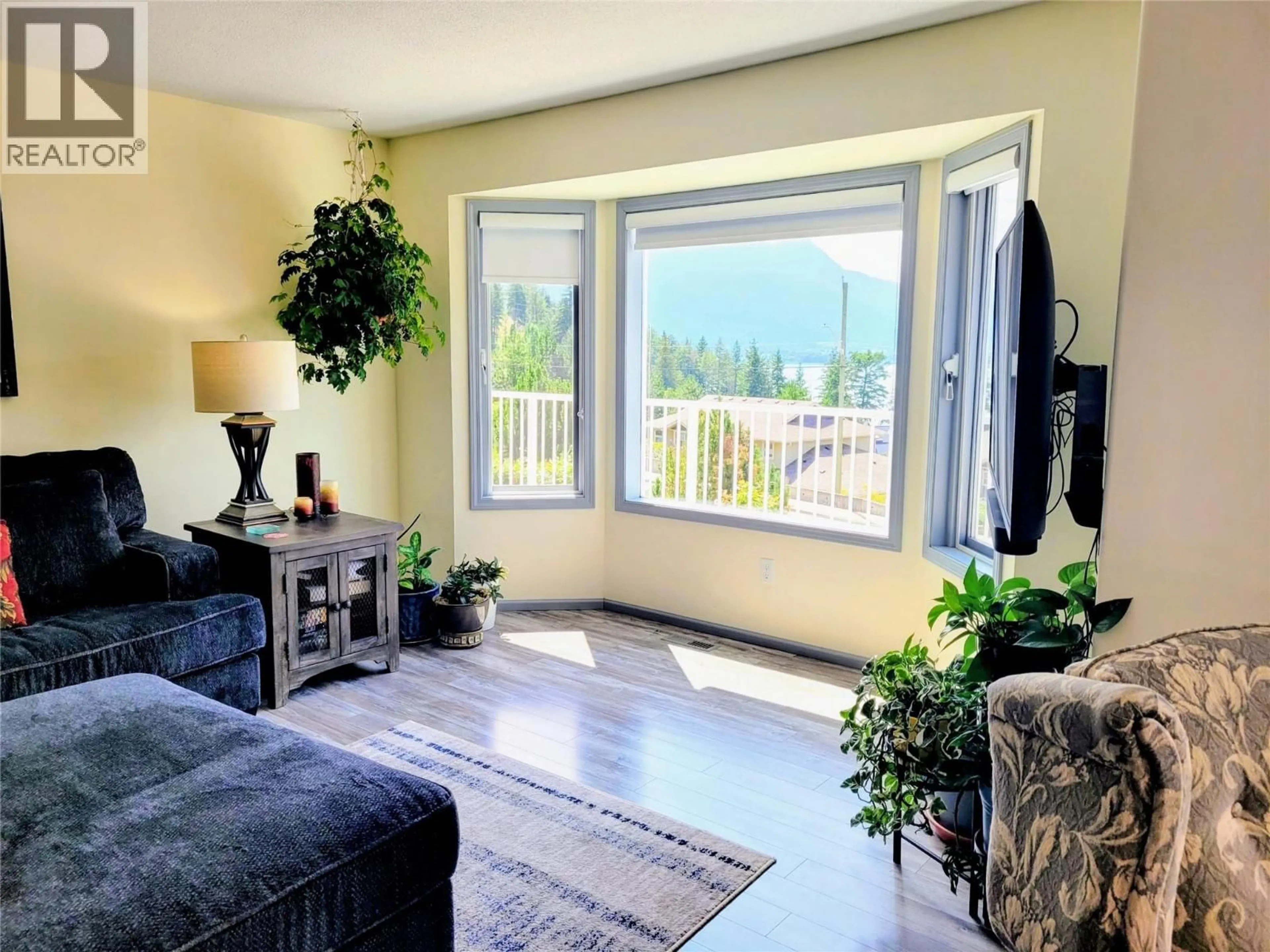 Living room with furniture, unknown for 4410 LAKESHORE ROAD NORTHEAST, Salmon Arm British Columbia V1E3N6