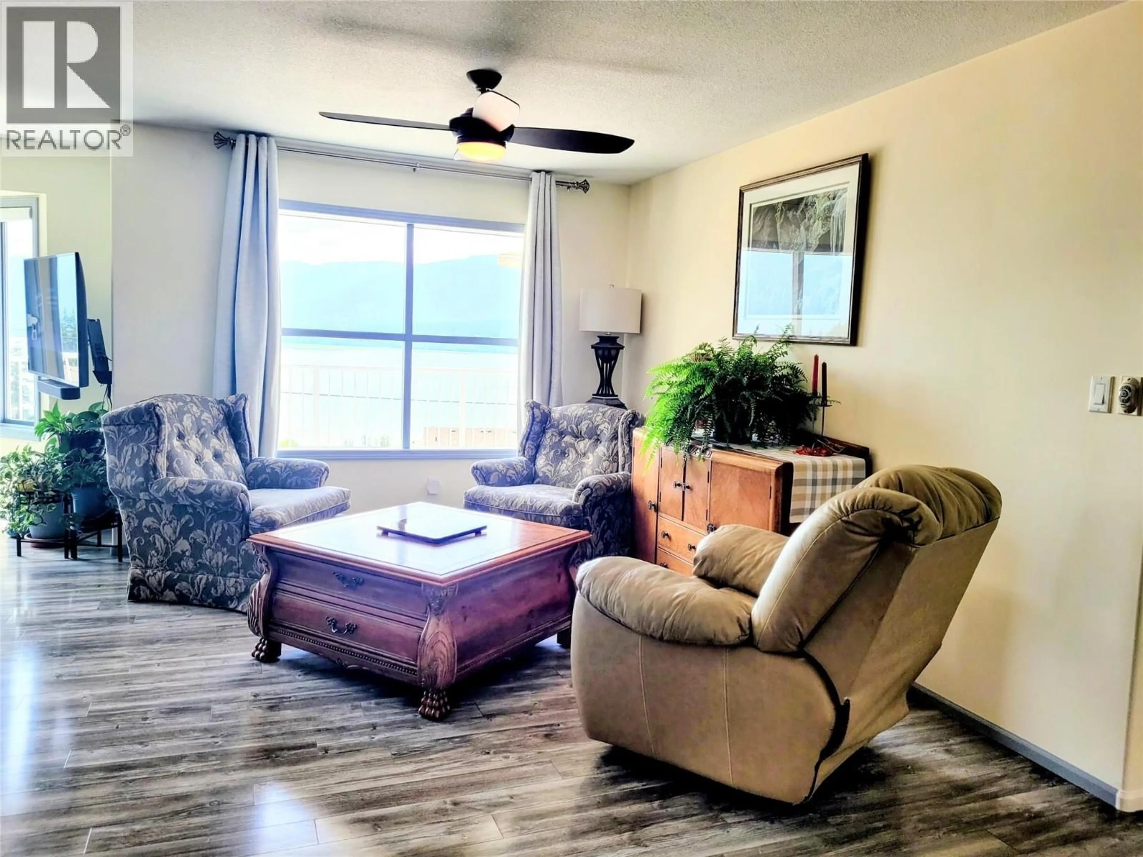 Living room with furniture, wood/laminate floor for 4410 LAKESHORE ROAD NORTHEAST, Salmon Arm British Columbia V1E3N6