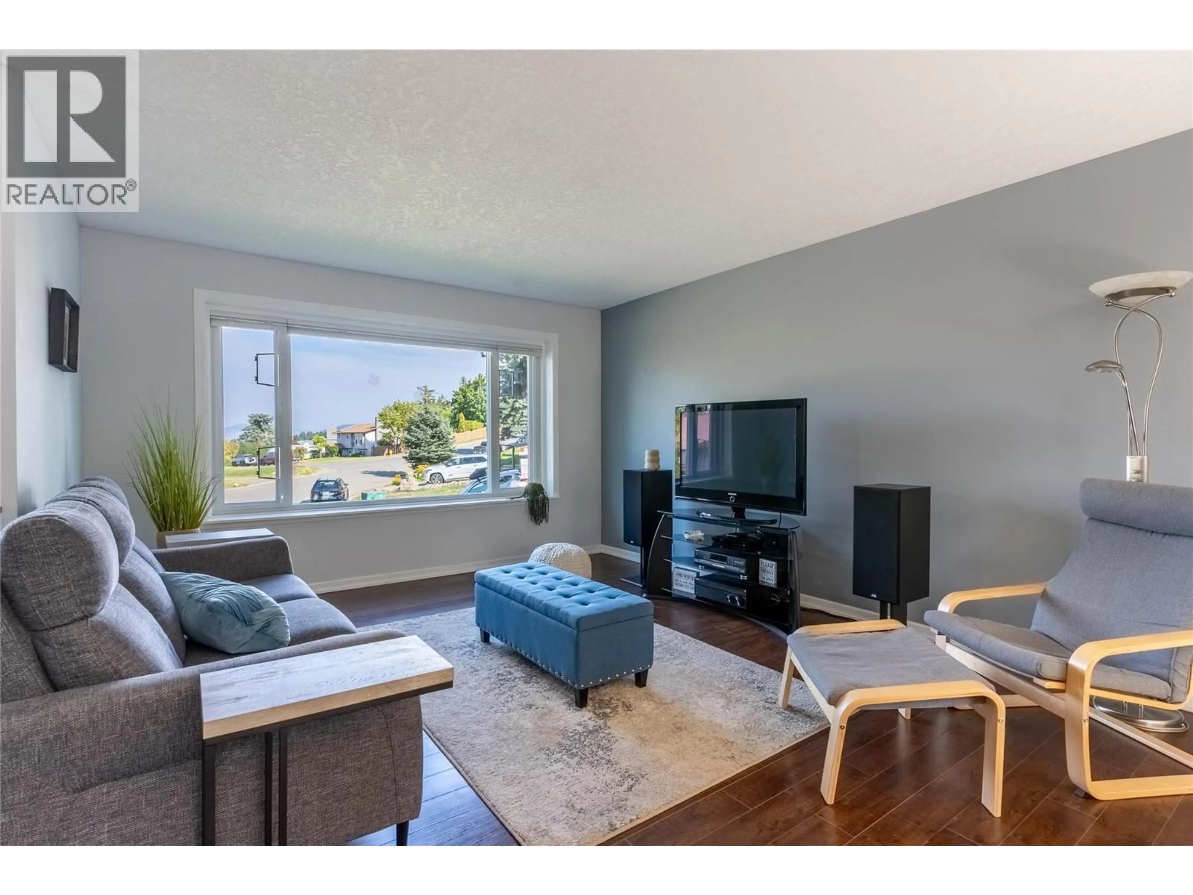 Living room with furniture, wood/laminate floor for 1289 HARRISON PLACE, Kamloops British Columbia V1S1M2