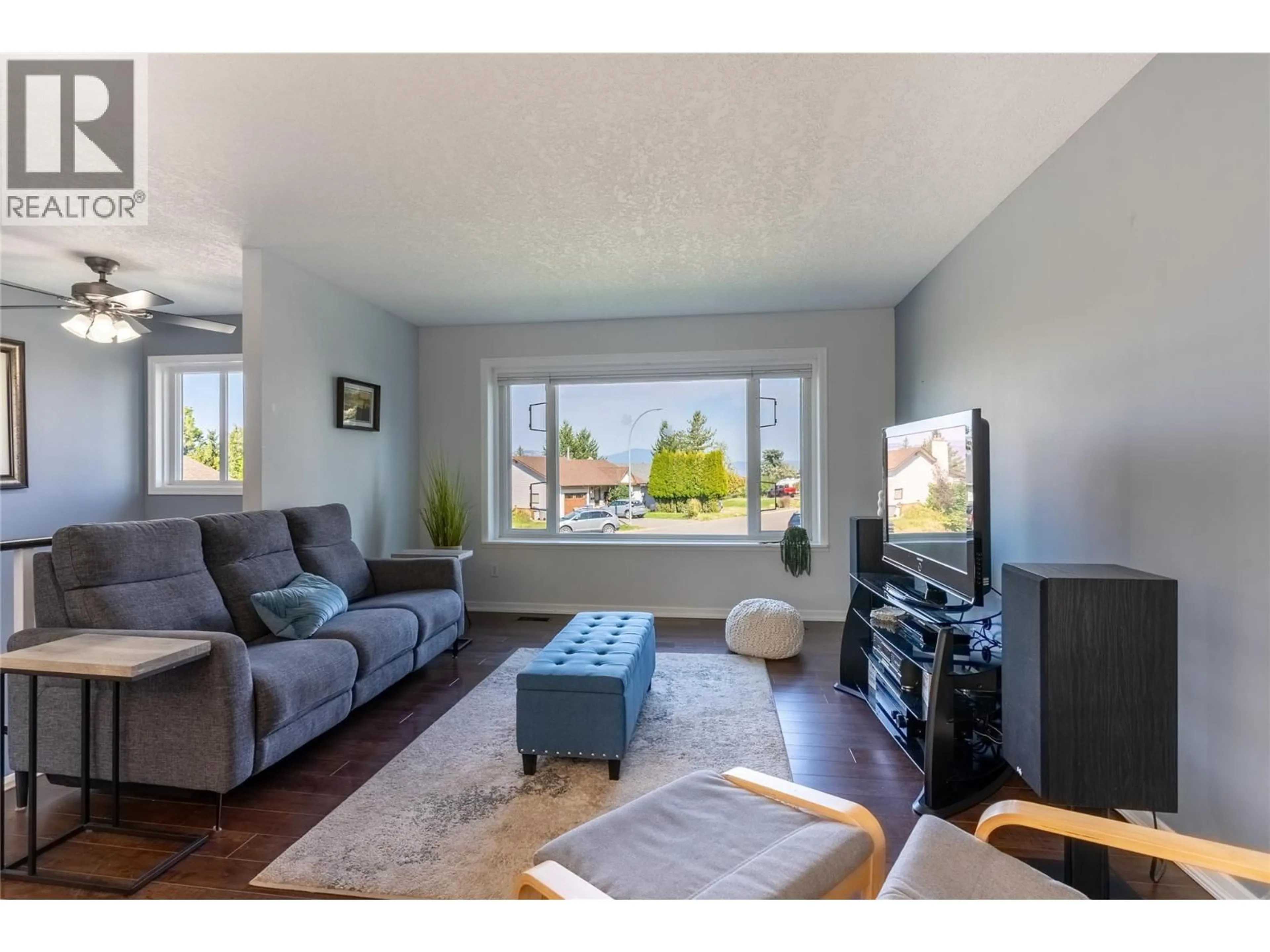 Living room with furniture, wood/laminate floor for 1289 HARRISON PLACE, Kamloops British Columbia V1S1M2