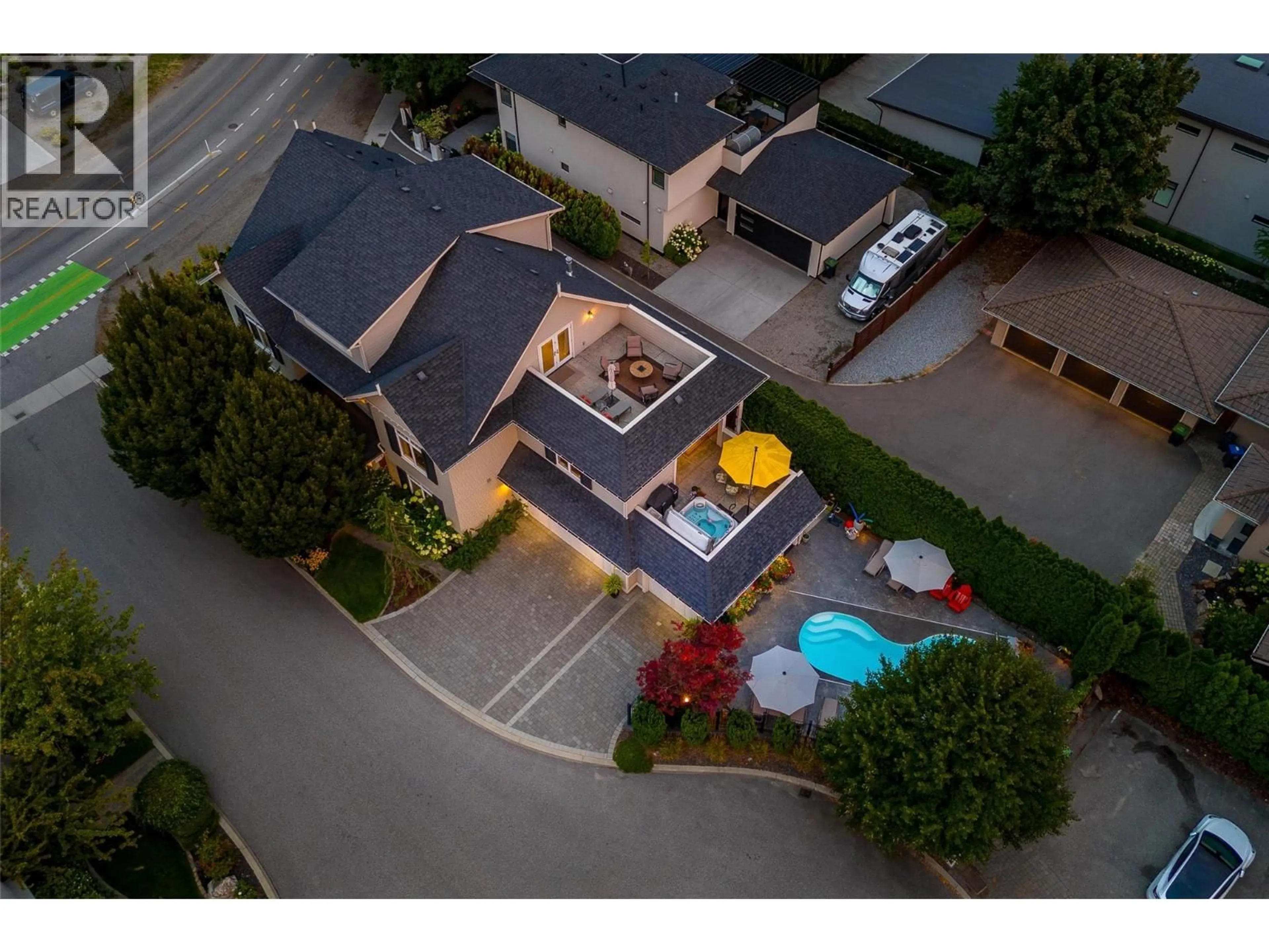 A pic from outside/outdoor area/front of a property/back of a property/a pic from drone, street for 4 - 2410 ABBOTT STREET, Kelowna British Columbia V1Y1E8