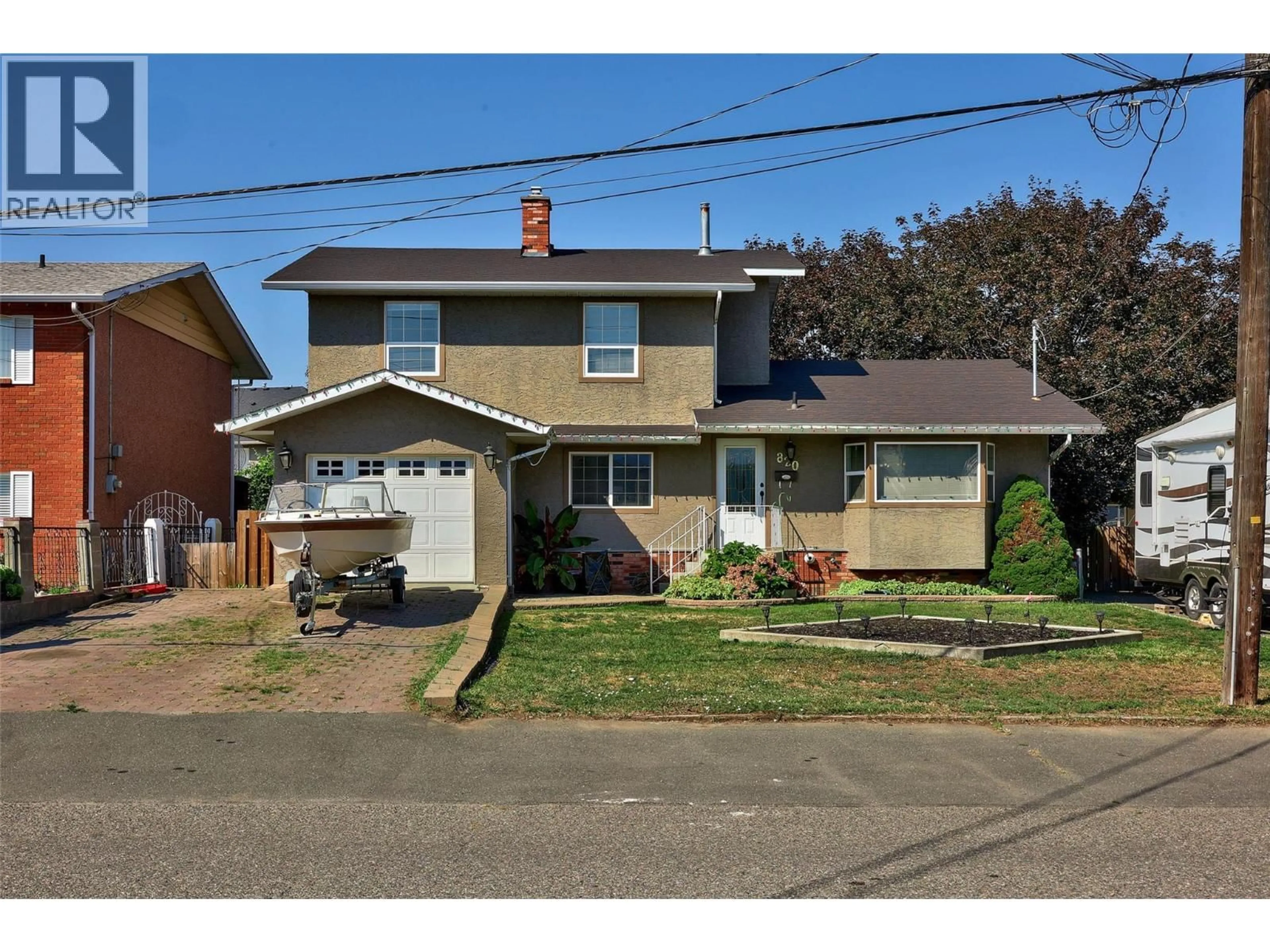Home with vinyl exterior material, street for 820 OLLEK STREET, Kamloops British Columbia V2B5A9