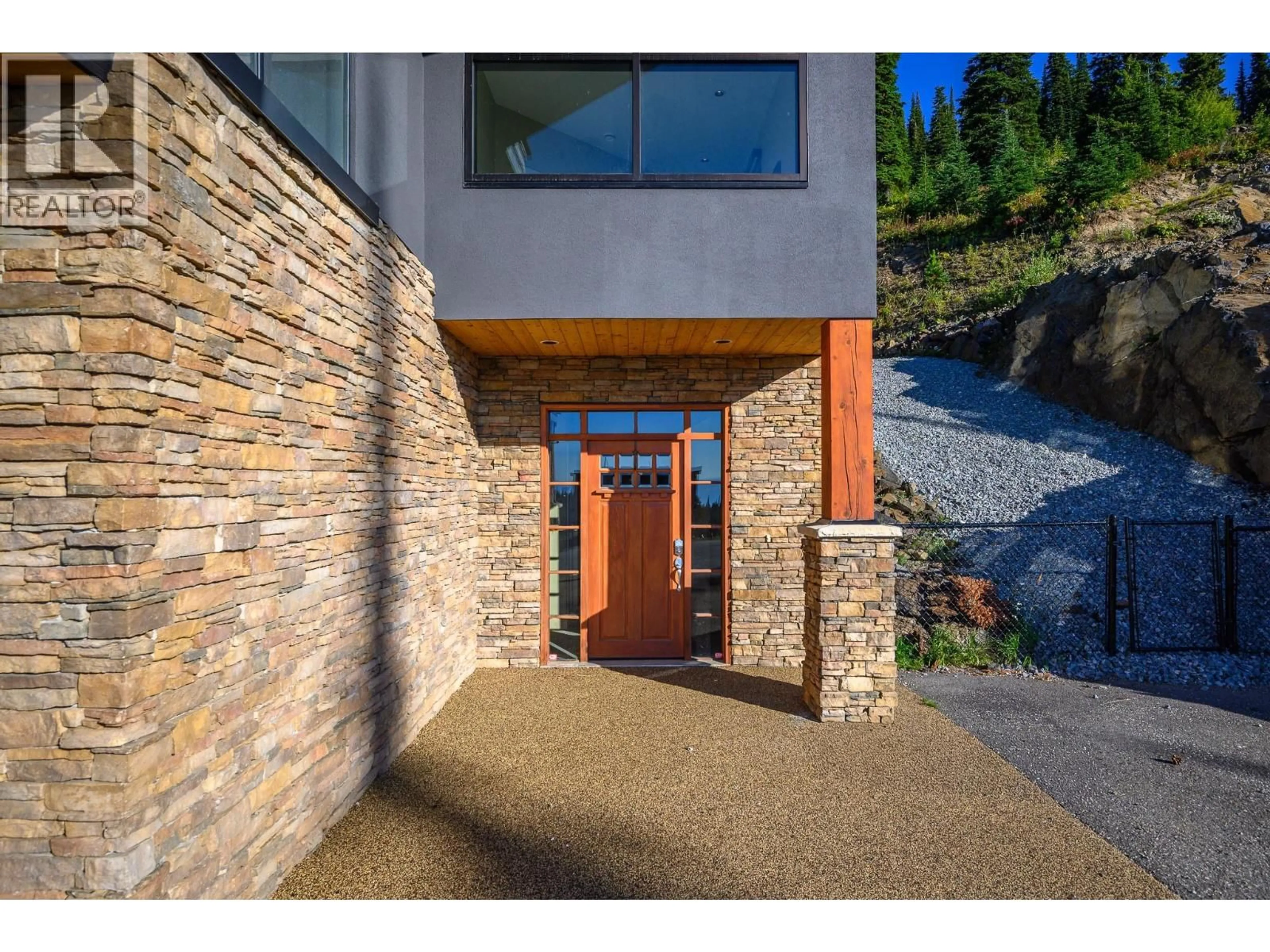 Indoor entryway for 9989 CATHEDRAL DRIVE, Silver Star British Columbia V1B3M1