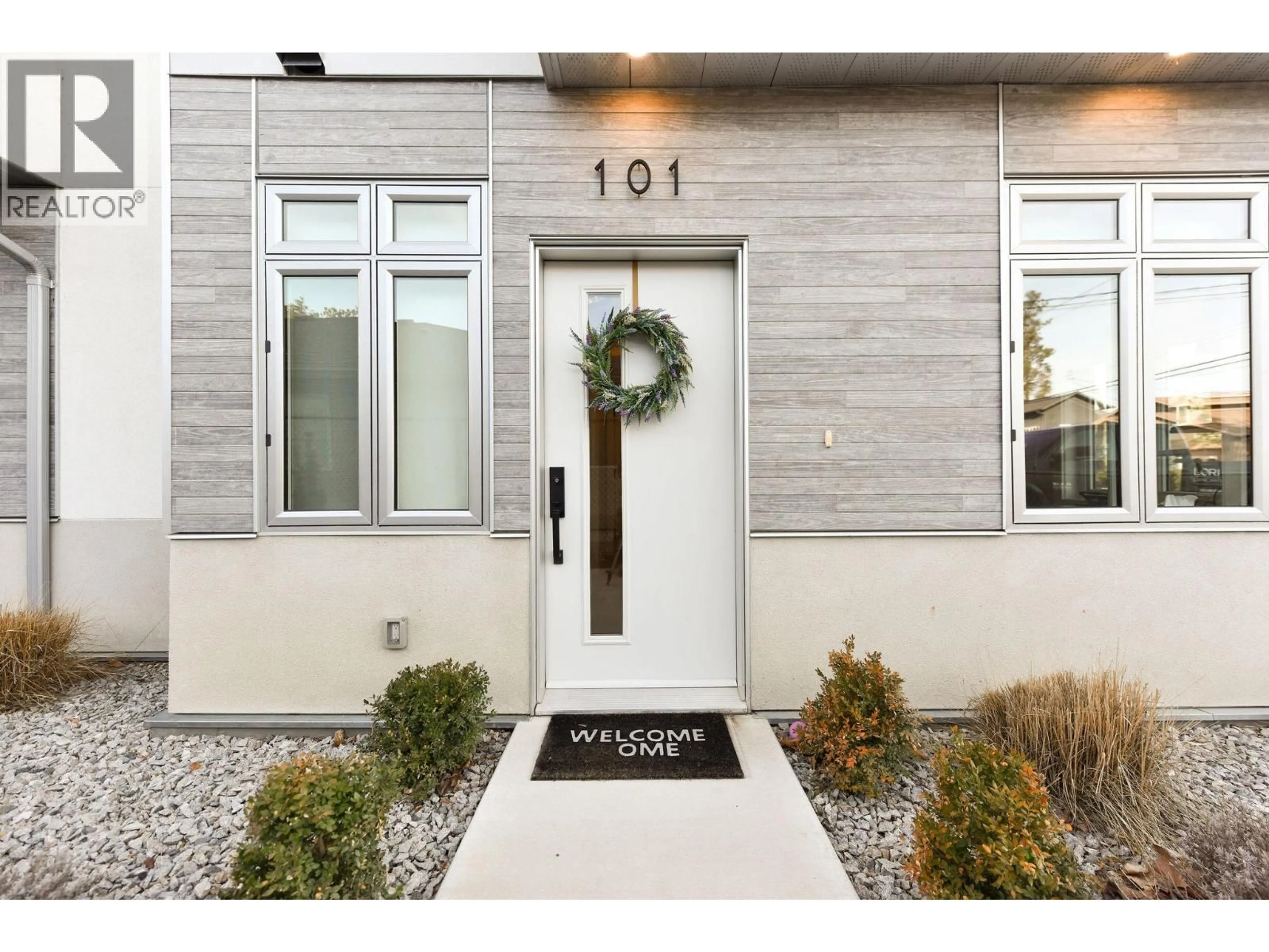 Indoor entryway for 101 - 222 LEE AVENUE, Penticton British Columbia V2A0G2
