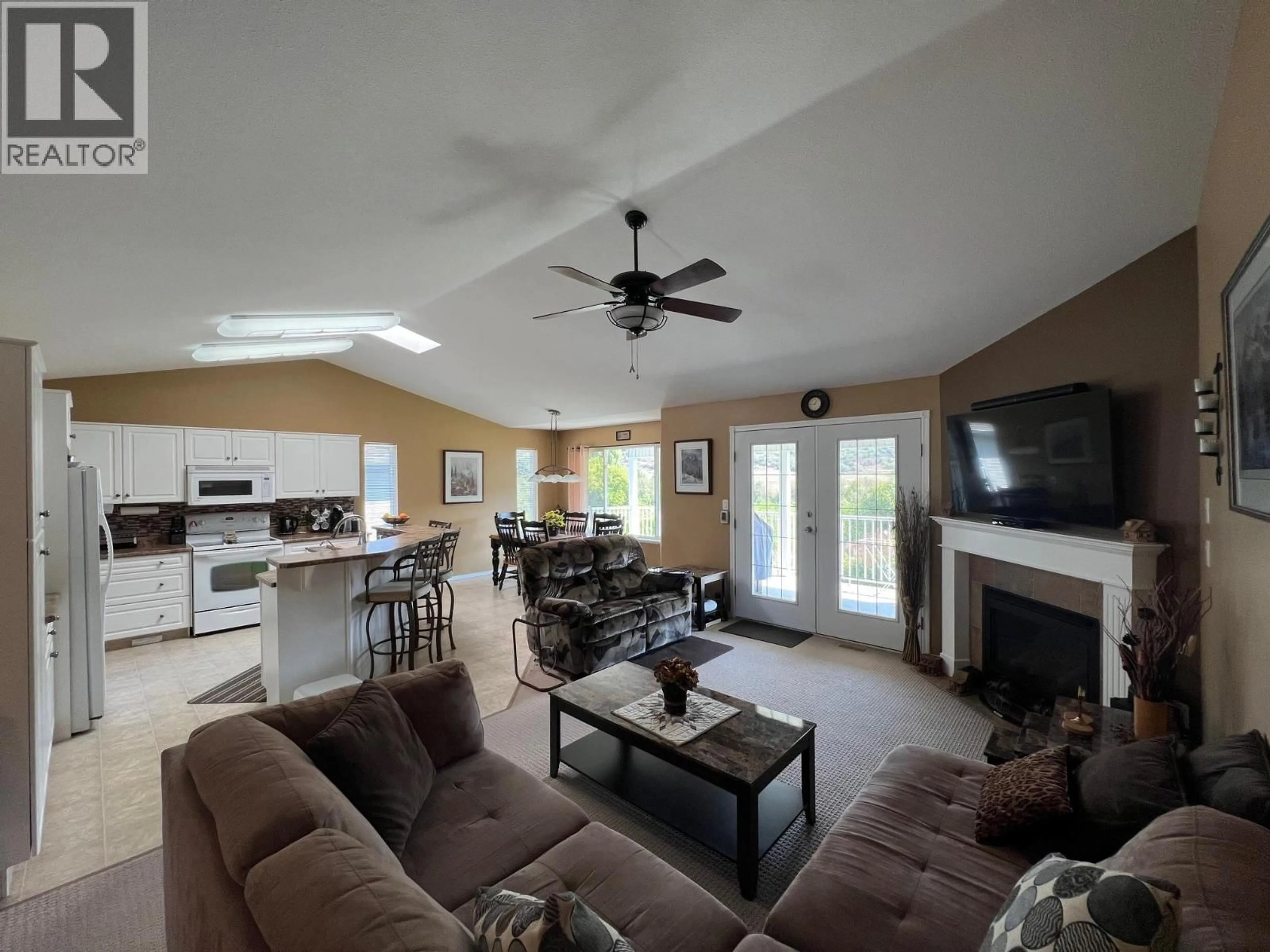 Living room with furniture, unknown for 680 6TH STREET, Vernon British Columbia V1H1Z1