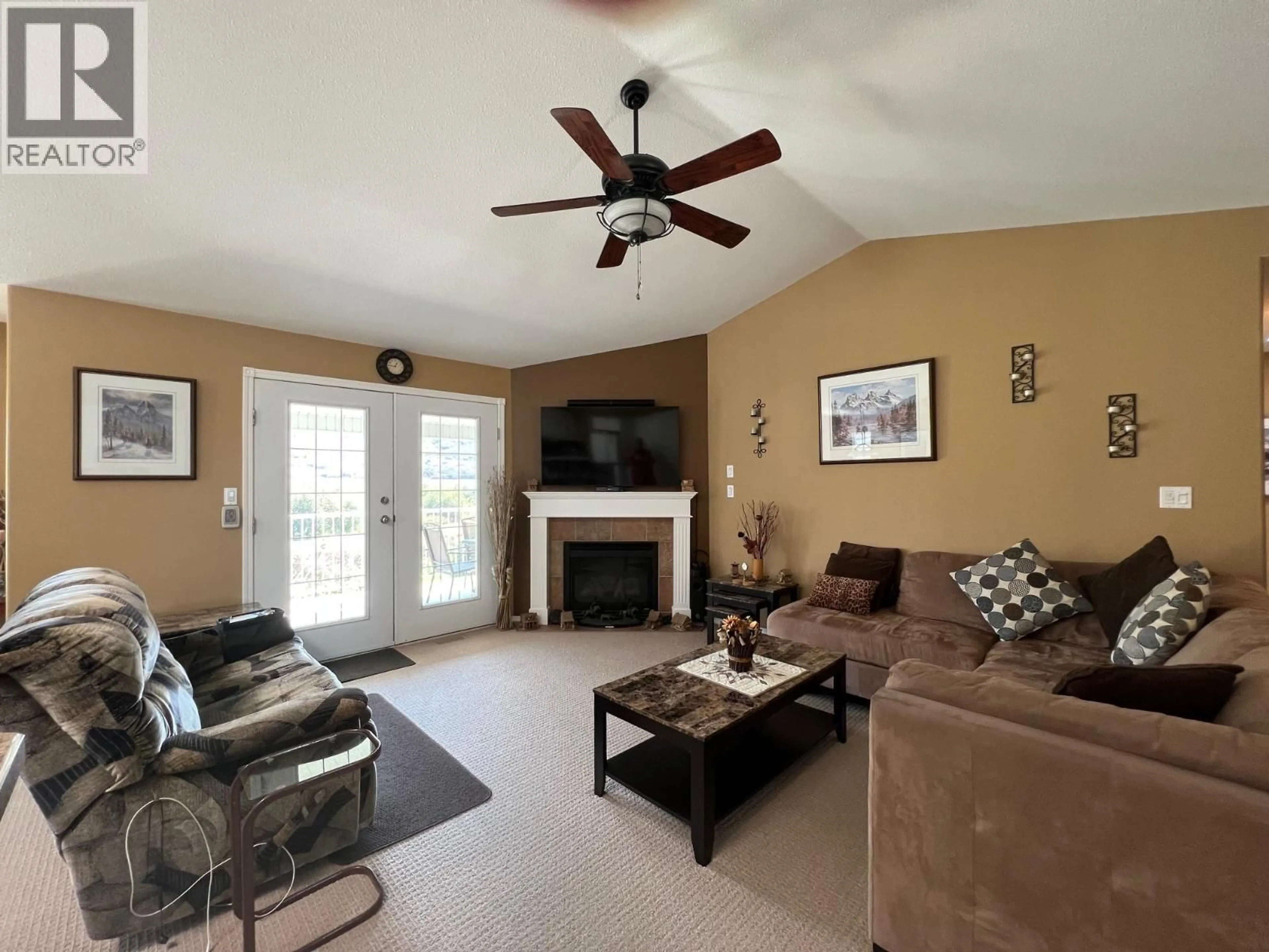 Living room with furniture, unknown for 680 6TH STREET, Vernon British Columbia V1H1Z1
