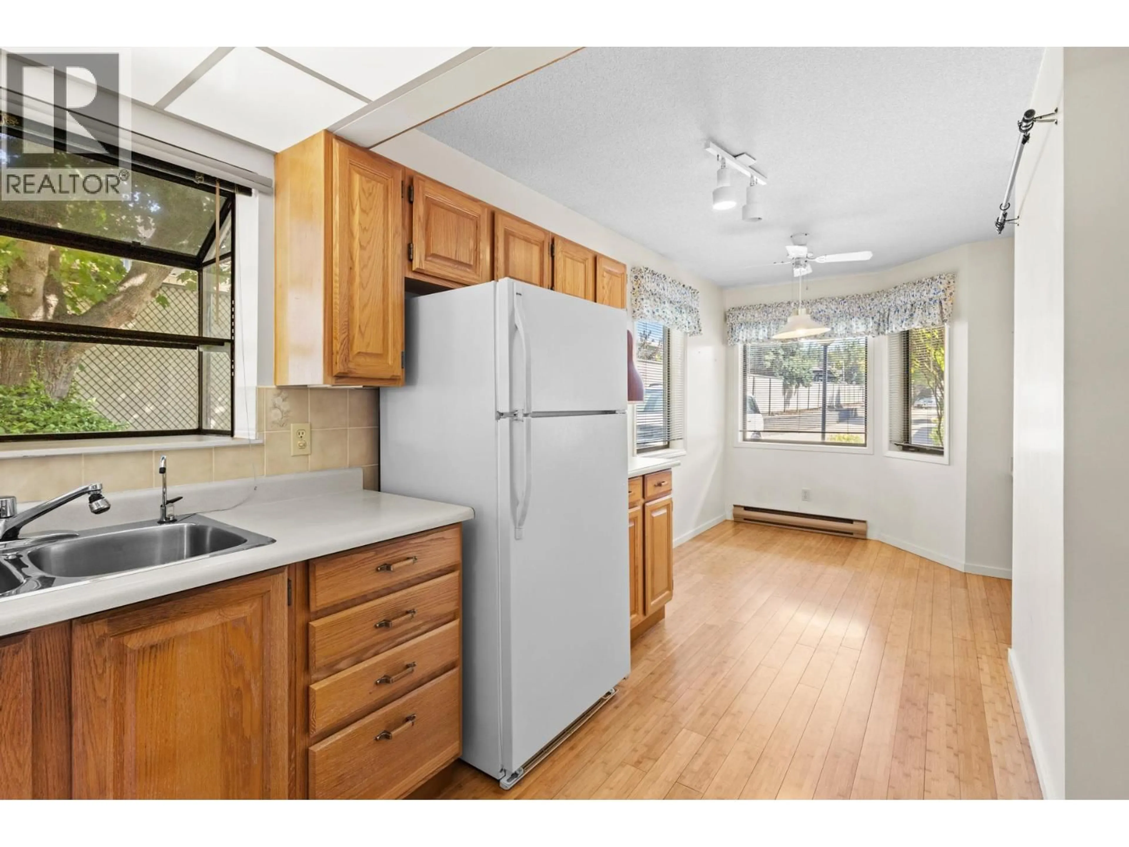Standard kitchen, unknown for 129 - 1765 LECKIE ROAD, Kelowna British Columbia V1X6X5
