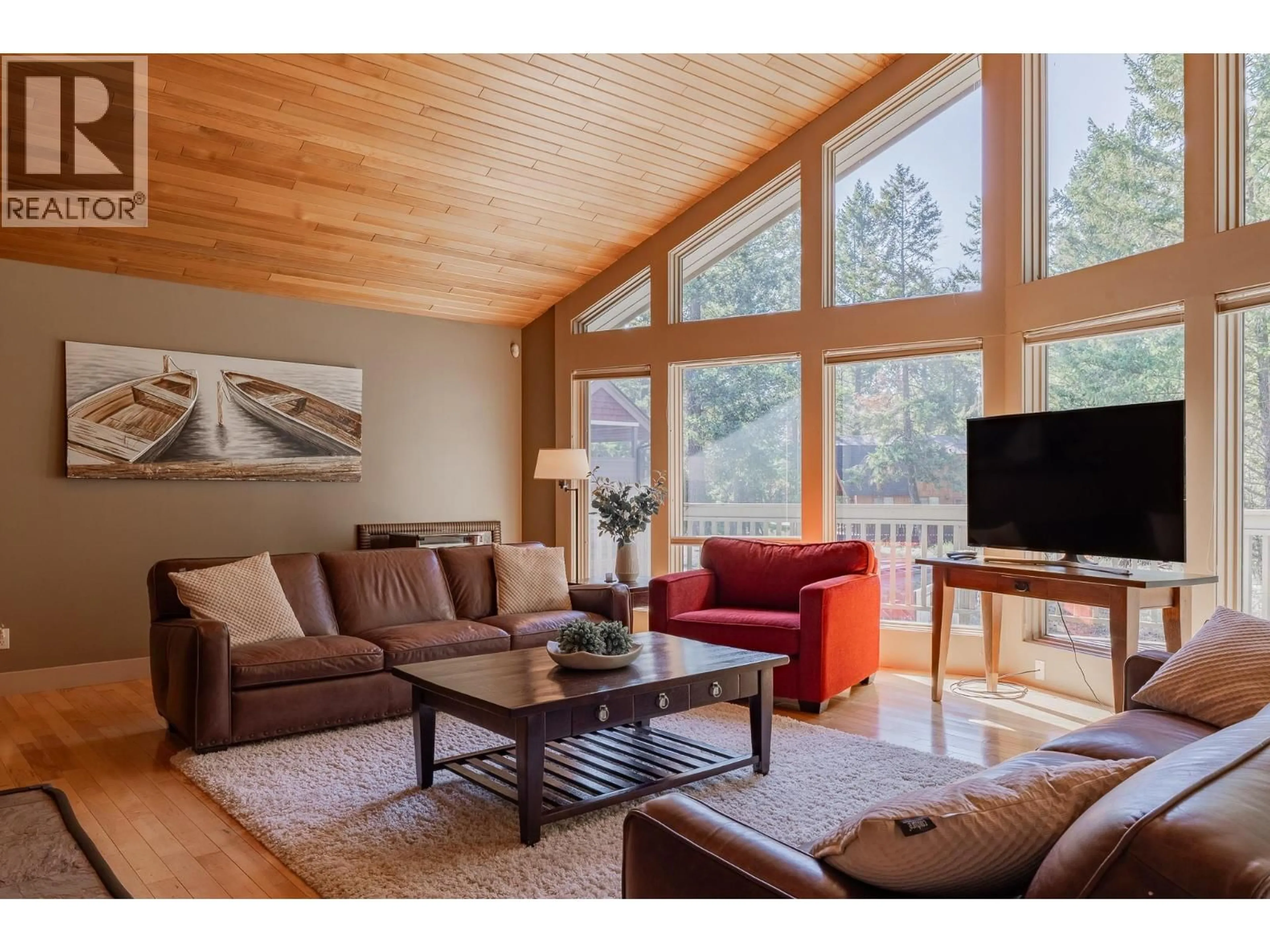 Living room with furniture, wood/laminate floor for 1060 RIDGE WAY, Windermere British Columbia V0A1K3