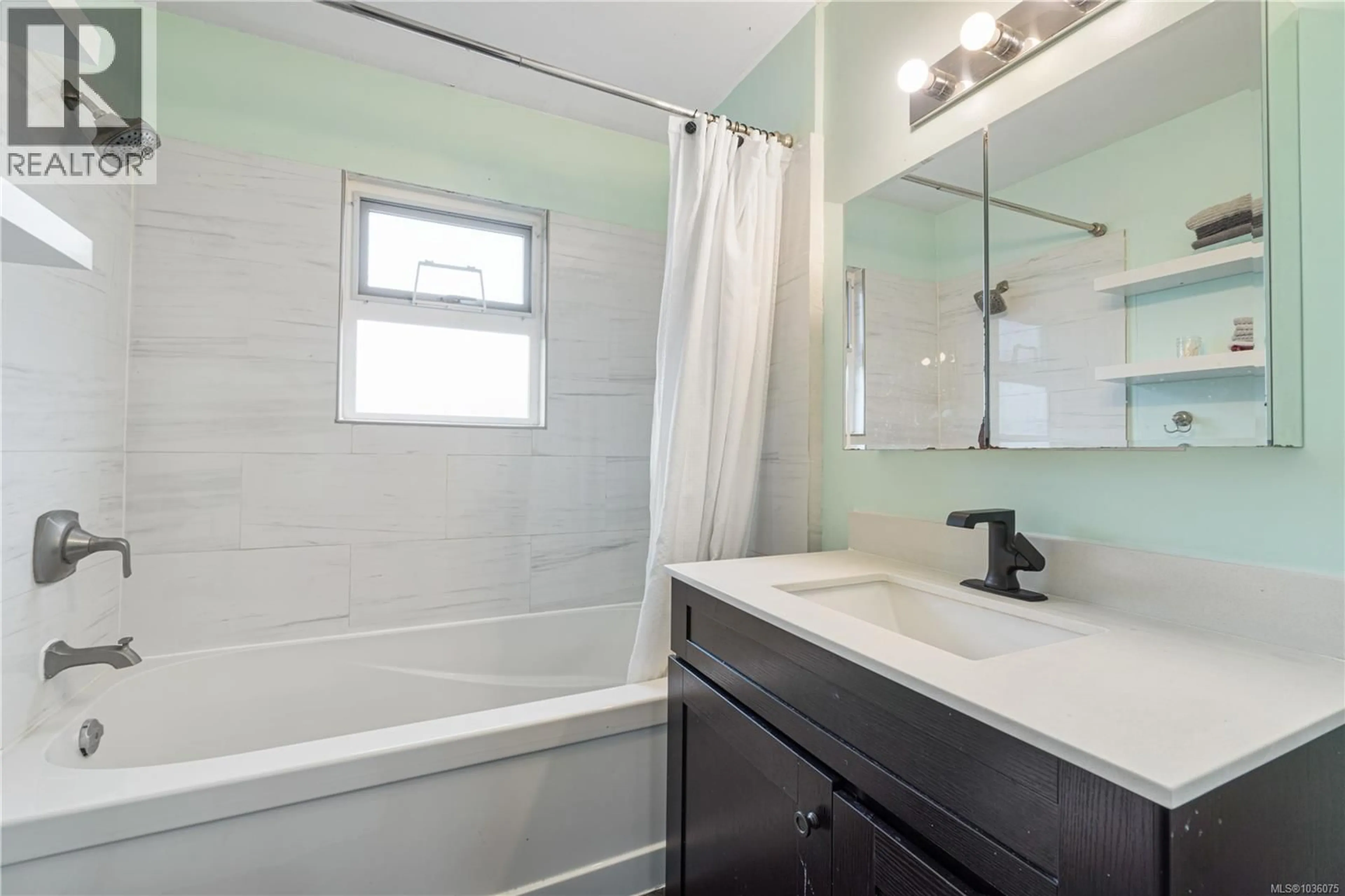 Standard bathroom, ceramic/tile floor for 2597 3RD AVENUE, Port Alberni British Columbia V9Y2B5