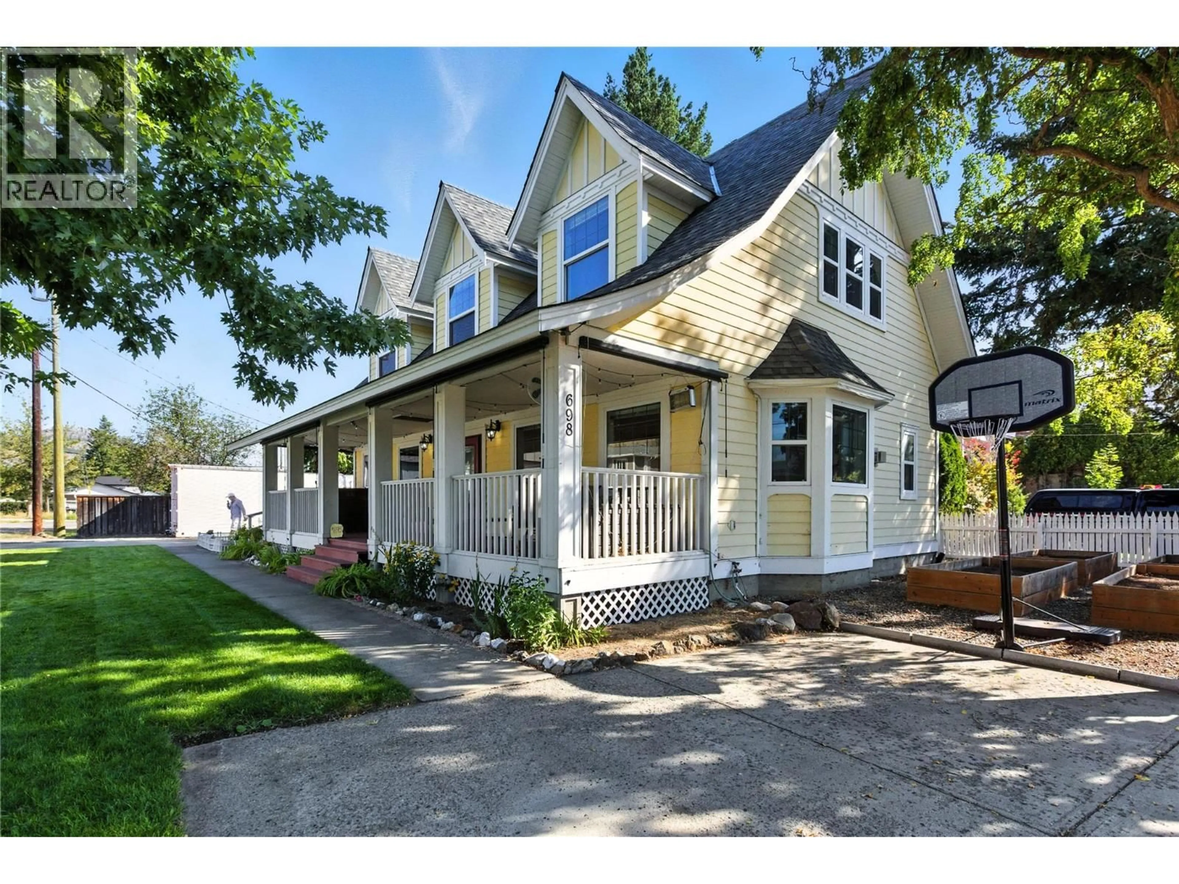 Home with vinyl exterior material, street for 698 PORTERFIELD ROAD, Kamloops British Columbia V2B6M6