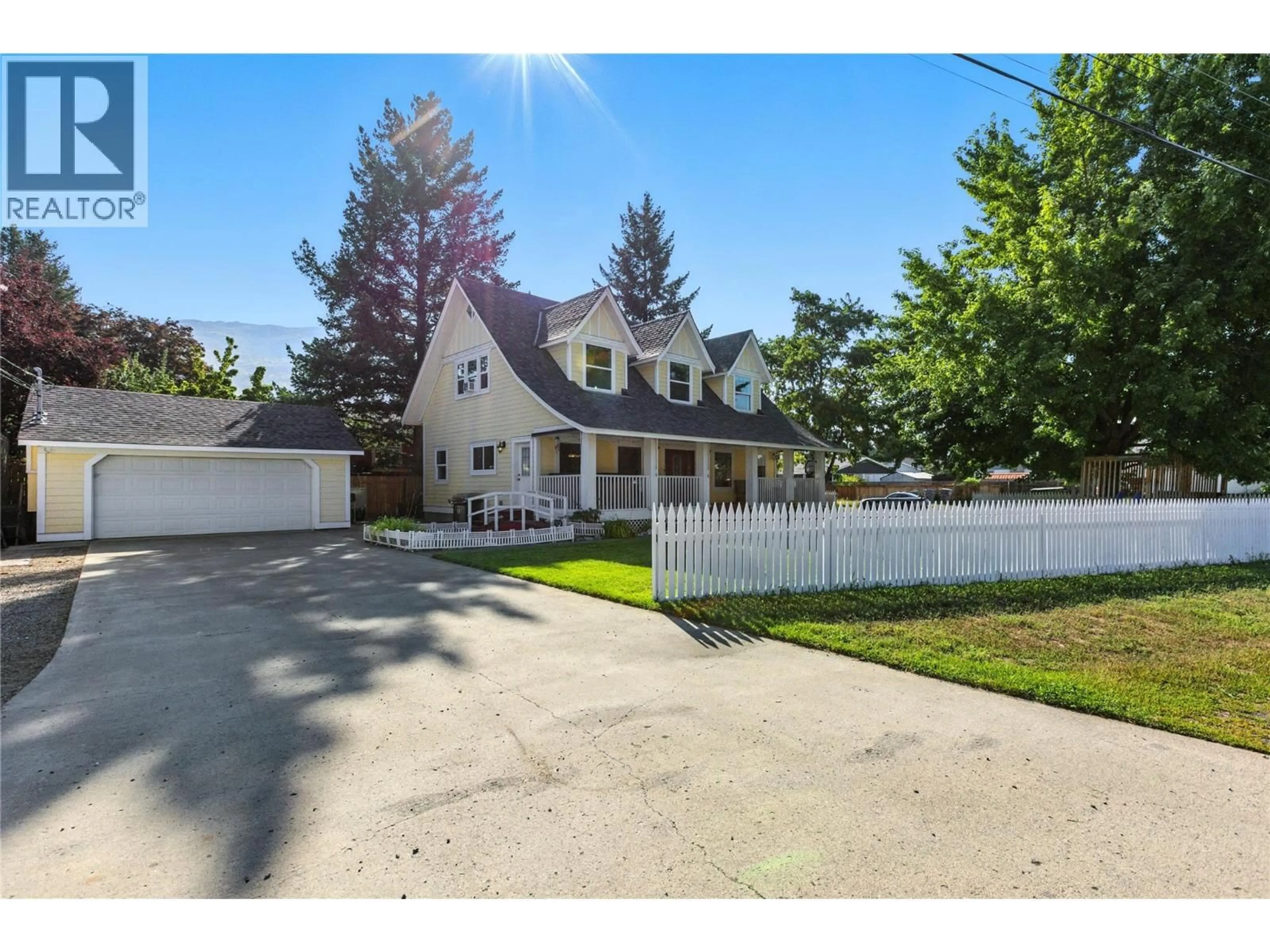A pic from outside/outdoor area/front of a property/back of a property/a pic from drone, street for 698 PORTERFIELD ROAD, Kamloops British Columbia V2B6M6