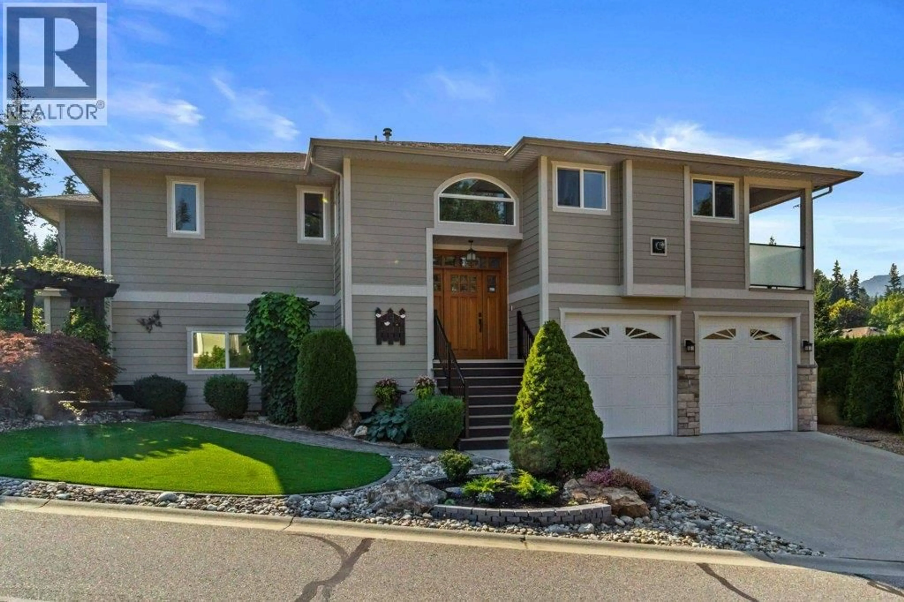 Home with vinyl exterior material, street for 8 - 1581 20 STREET NORTHEAST, Salmon Arm British Columbia V1E0A7