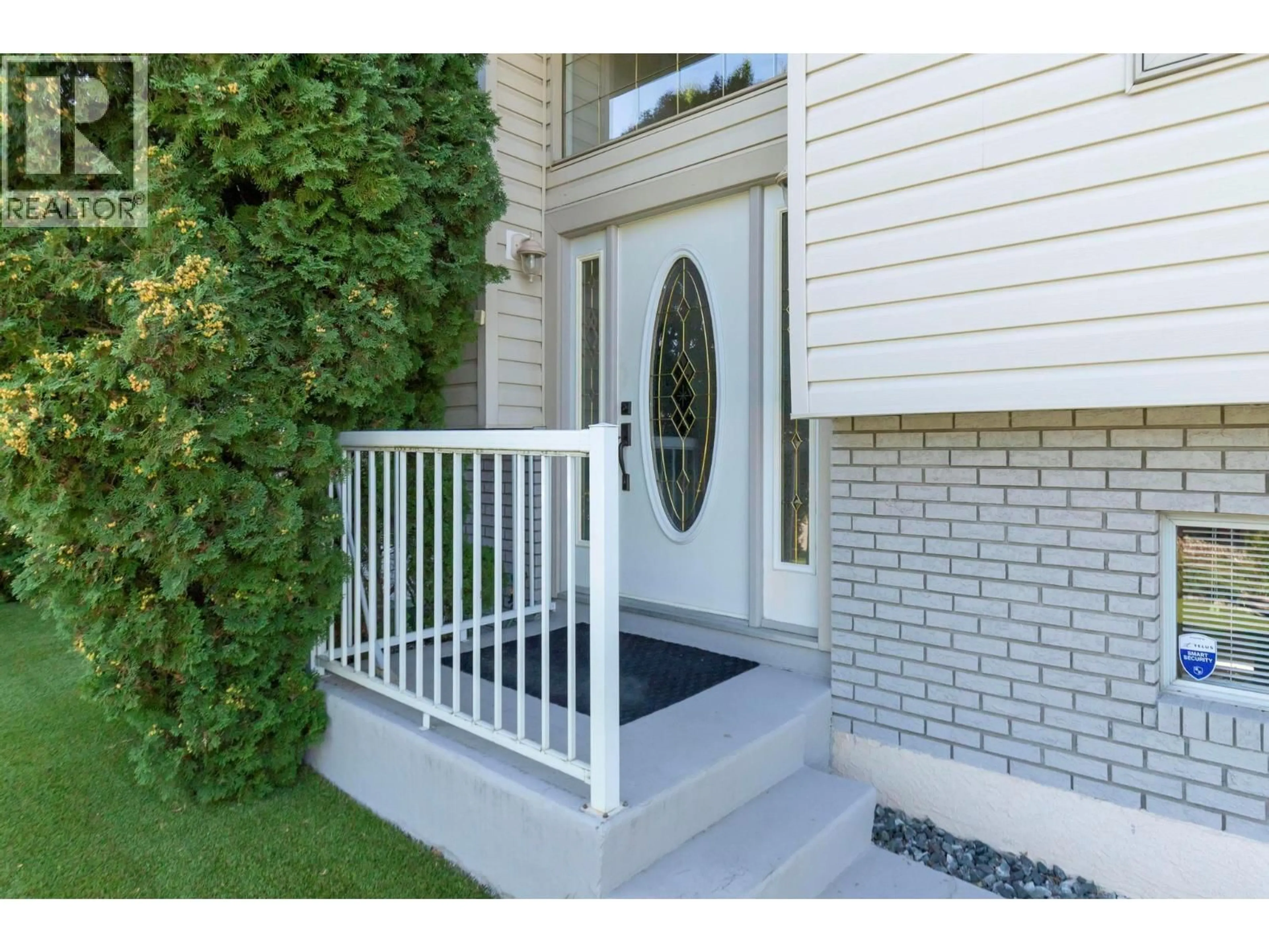 Indoor entryway for 1685 JONATHAN ROAD, Kelowna British Columbia V1P1A7