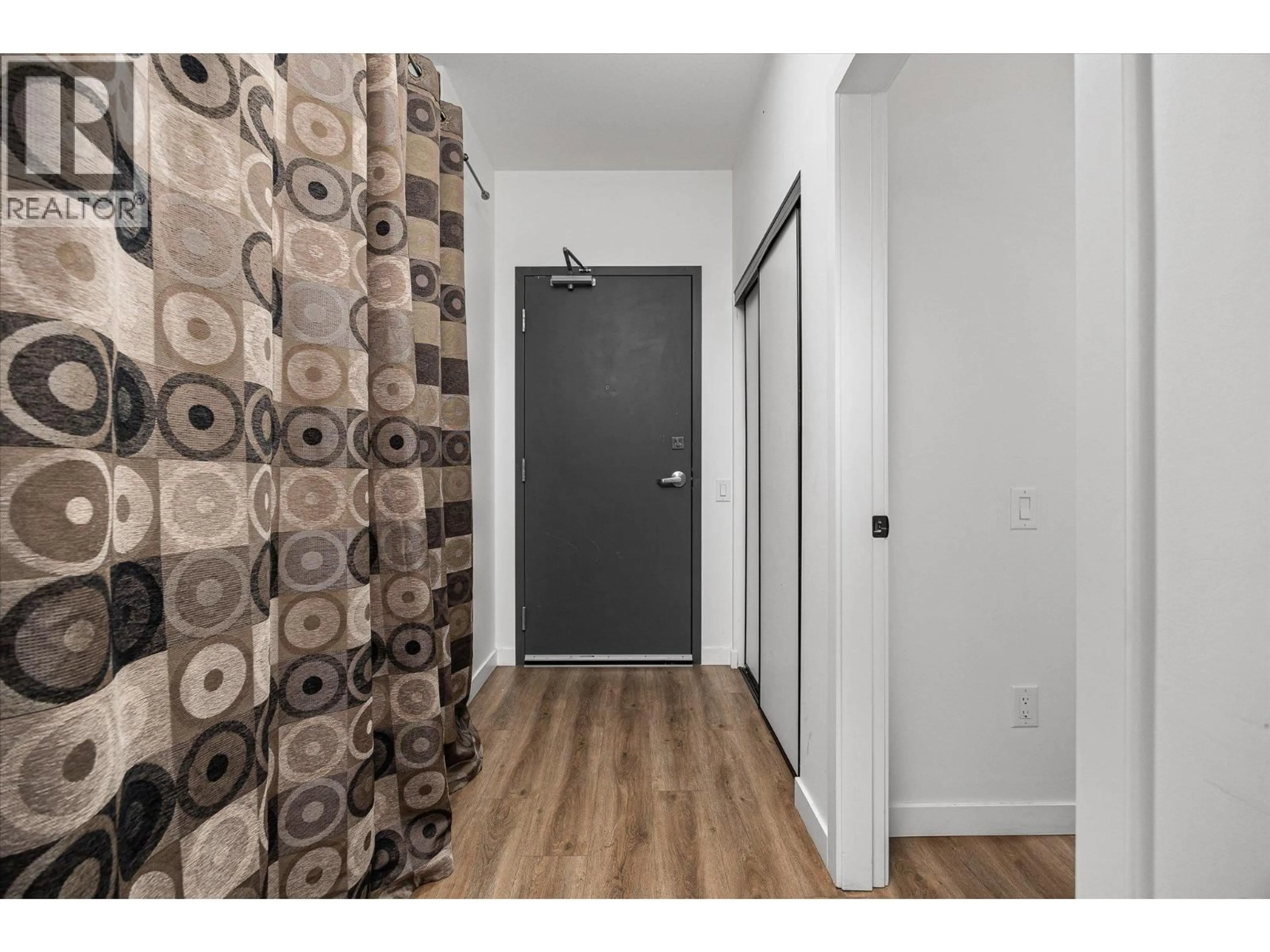 Indoor entryway for 202 - 615 RUTLAND ROAD, Kelowna British Columbia V1Y7E2