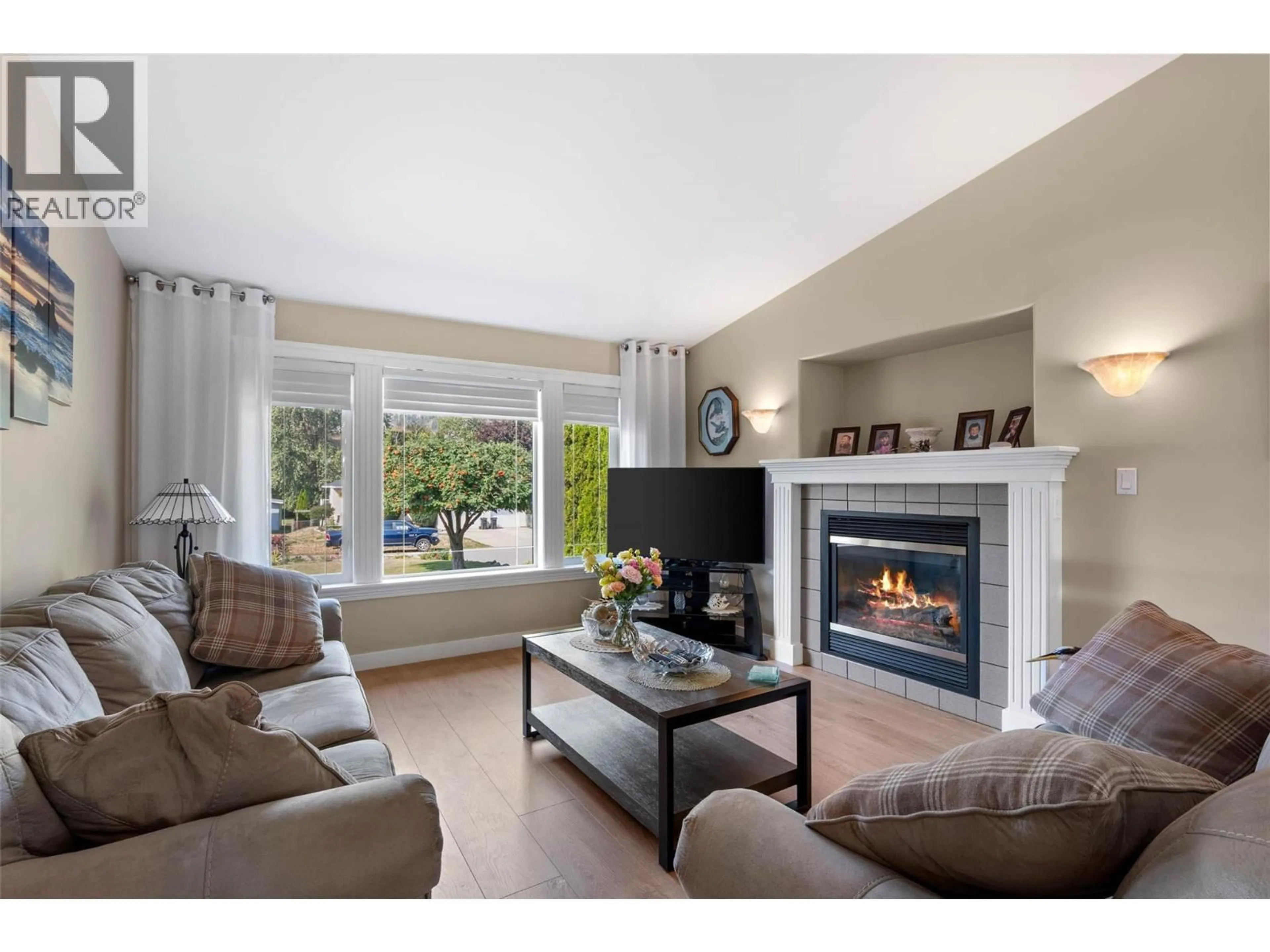 Living room with furniture, wood/laminate floor for 351 JUNIPER STREET, Chase British Columbia V0E1M0